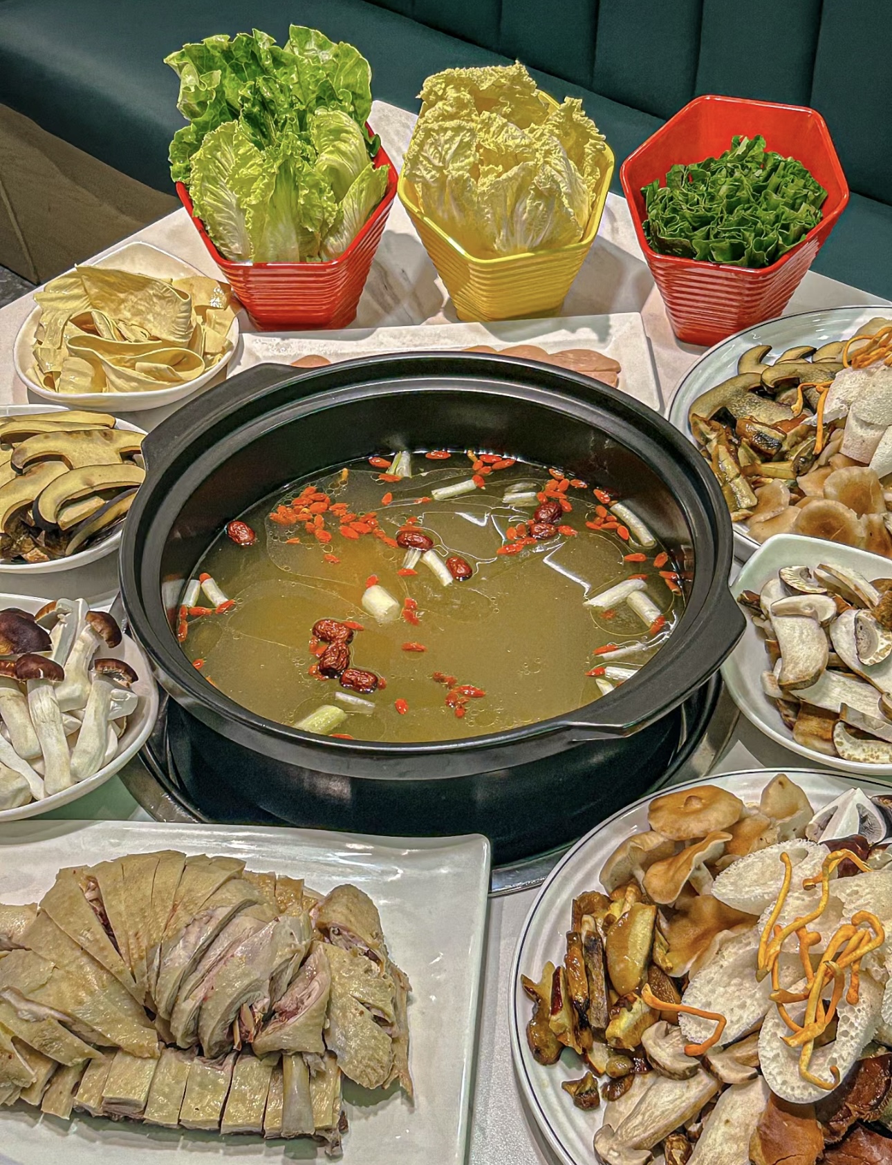 走进菌子火锅的世界，感受菌类的独特魅力。 配图2