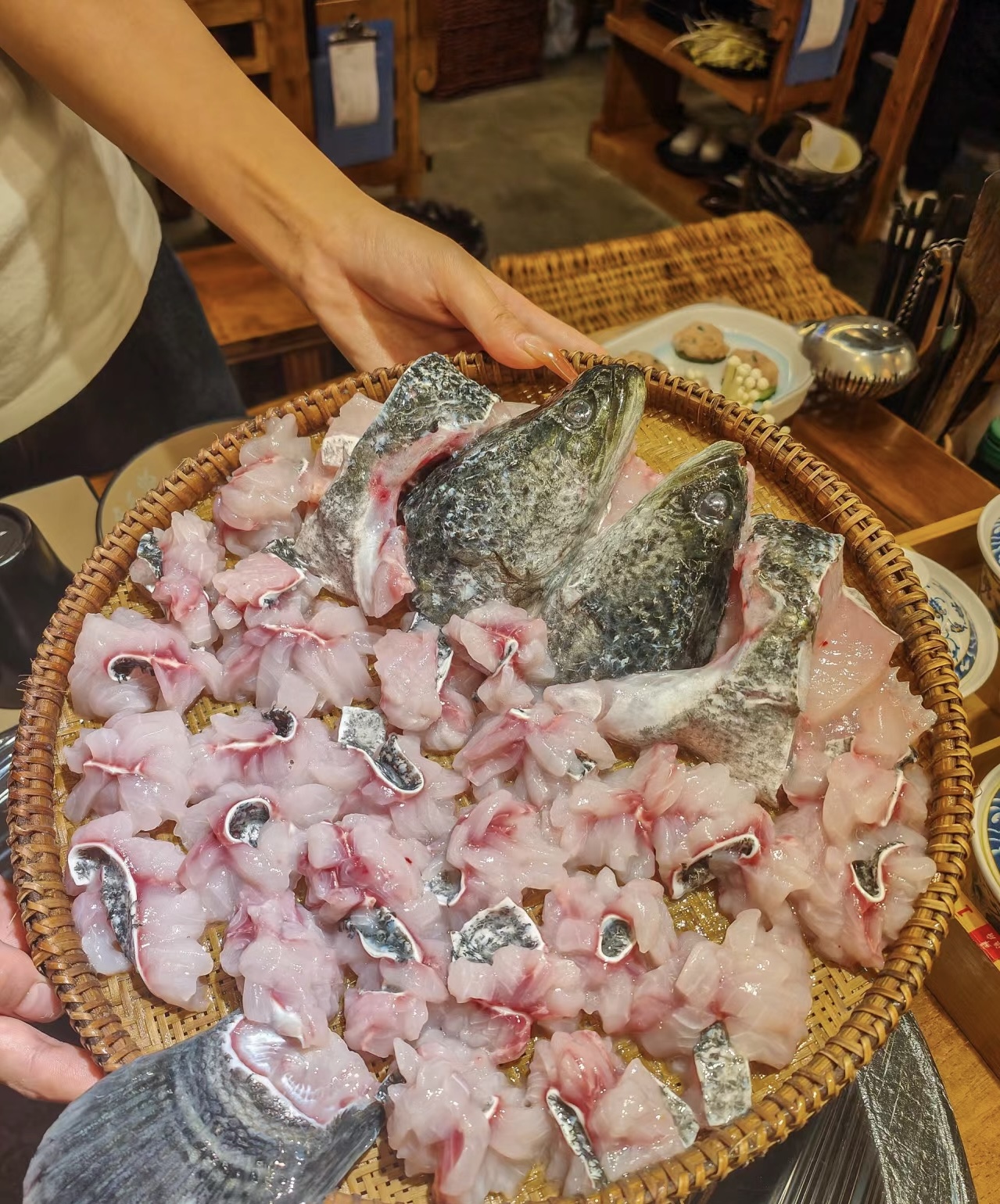 现炒的酸菜锅底就是带劲扑鼻的酸辣味，闻得 配图1