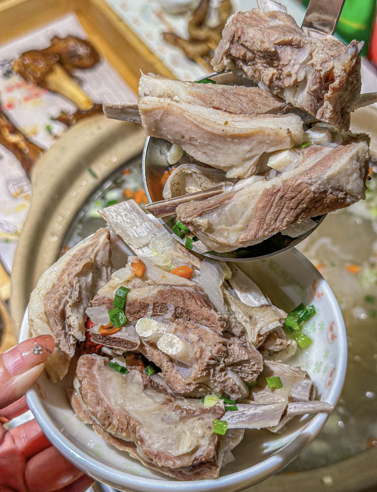 热气腾腾的羊肉火锅，鲜嫩羊肉在锅中翻滚， 配图3