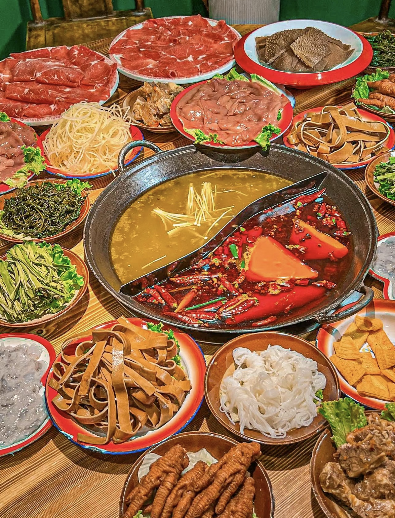 川味火锅，是一口能让人灵魂震颤的魔法锅。 配图1
