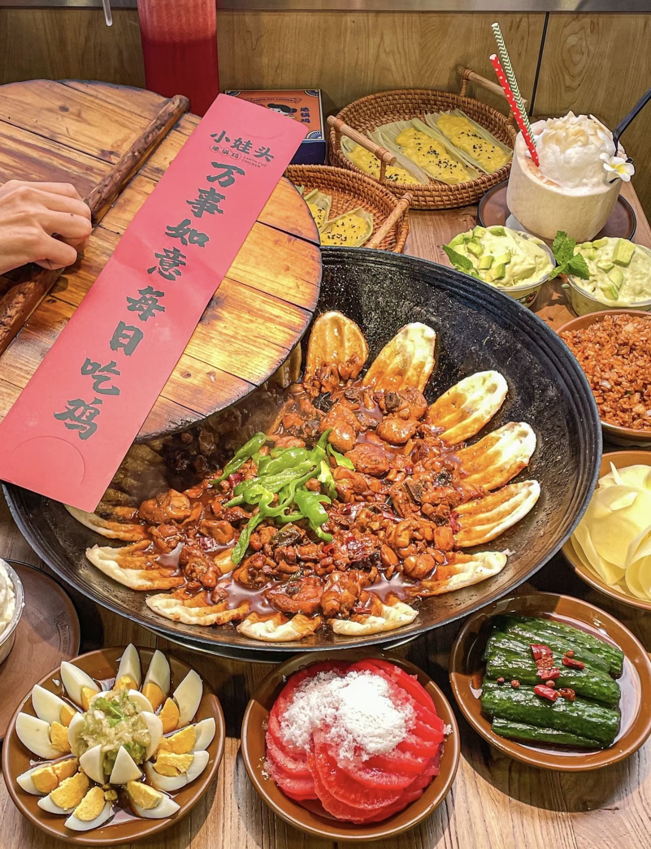 热气腾腾的地锅鸡，浓郁的香味扑鼻而来。鲜 配图2