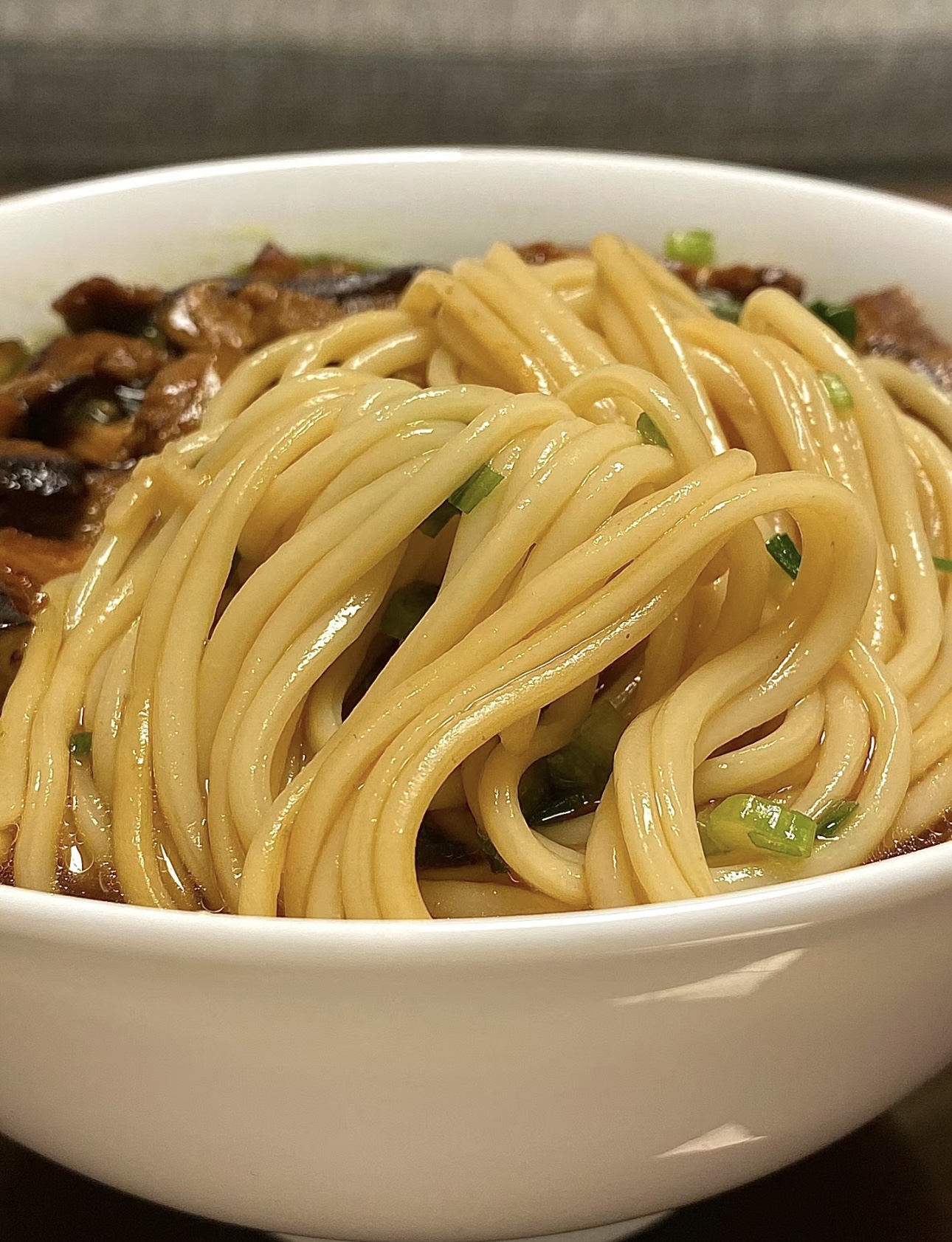 香菇鲜美，肉片嫩滑，面条筋道。一碗热气腾 配图3