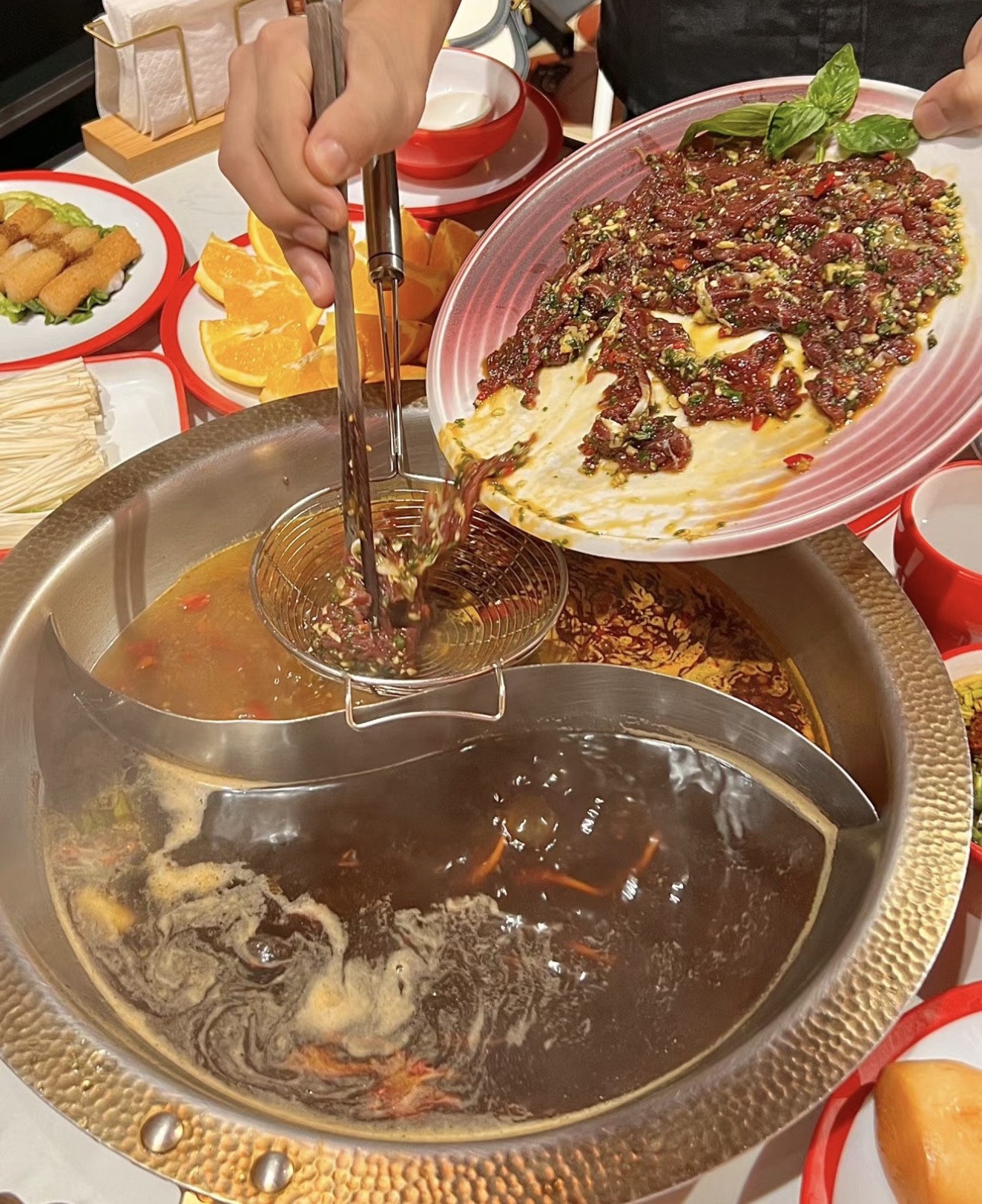 一锅卤水，煮尽世间百味。卤水火锅，以独特 配图1