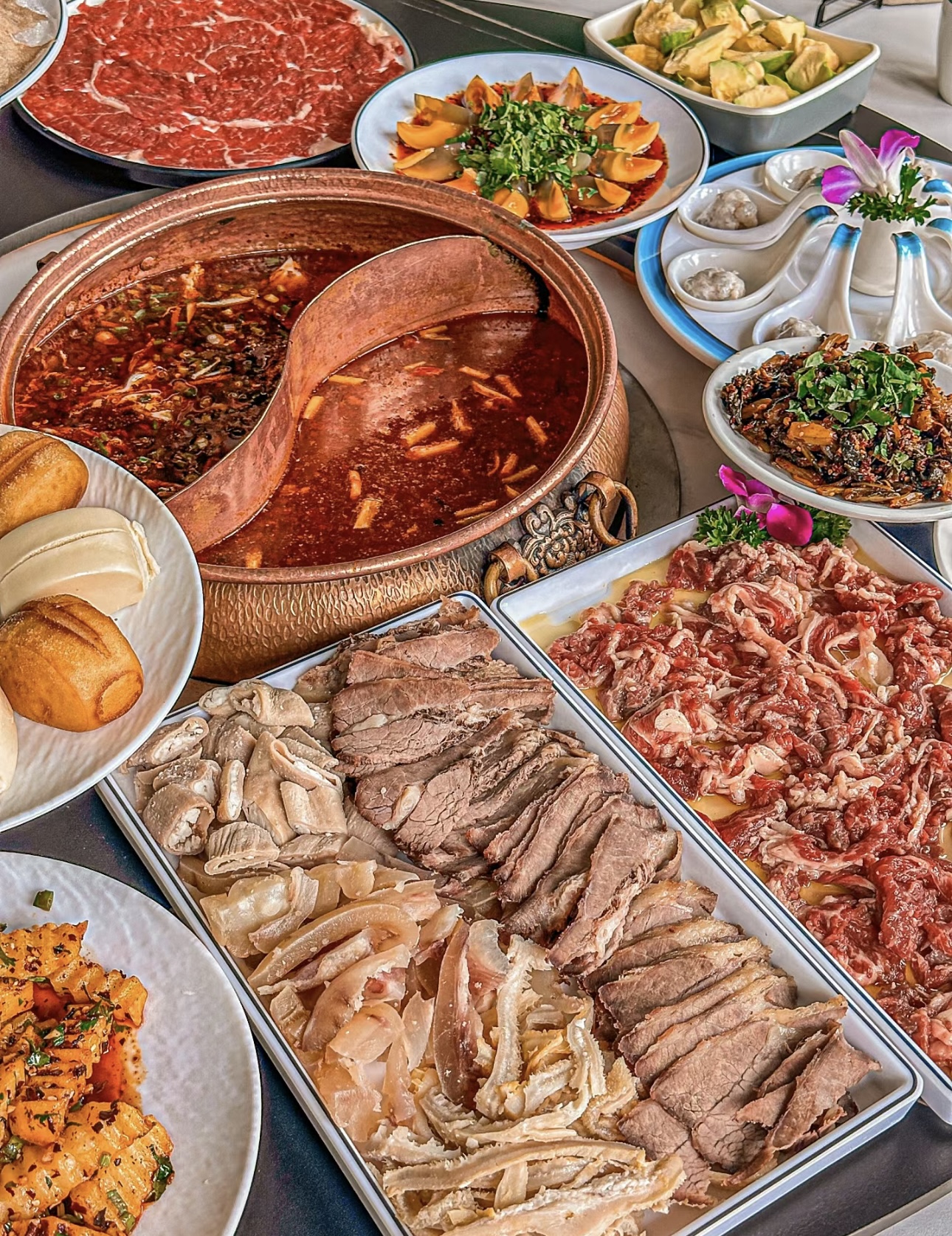 一家人围坐在清真铜锅牛肉旁，温馨的氛围弥 配图2
