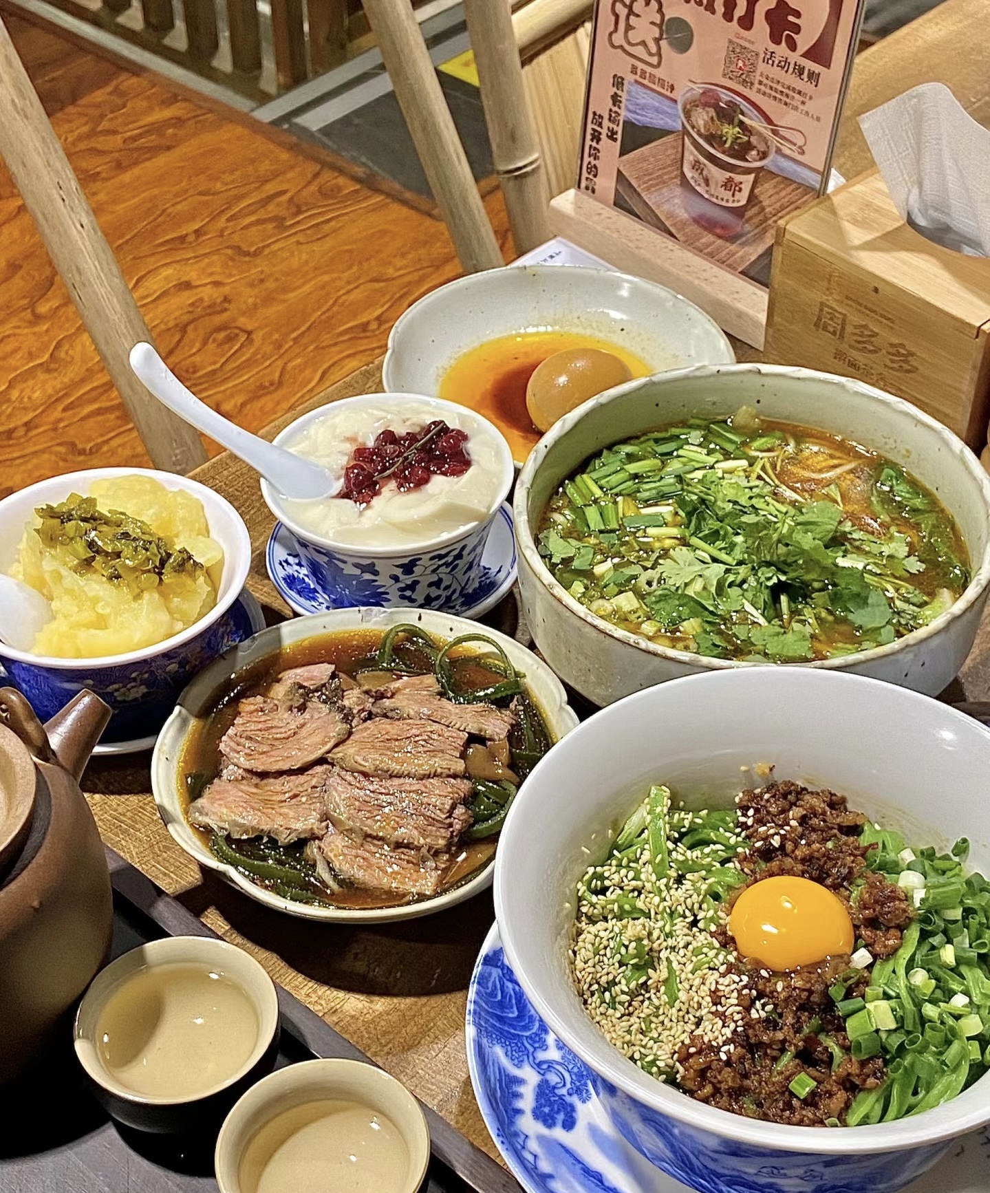 热气腾腾的面馆，为你呈上美味面条。用心烹 配图2