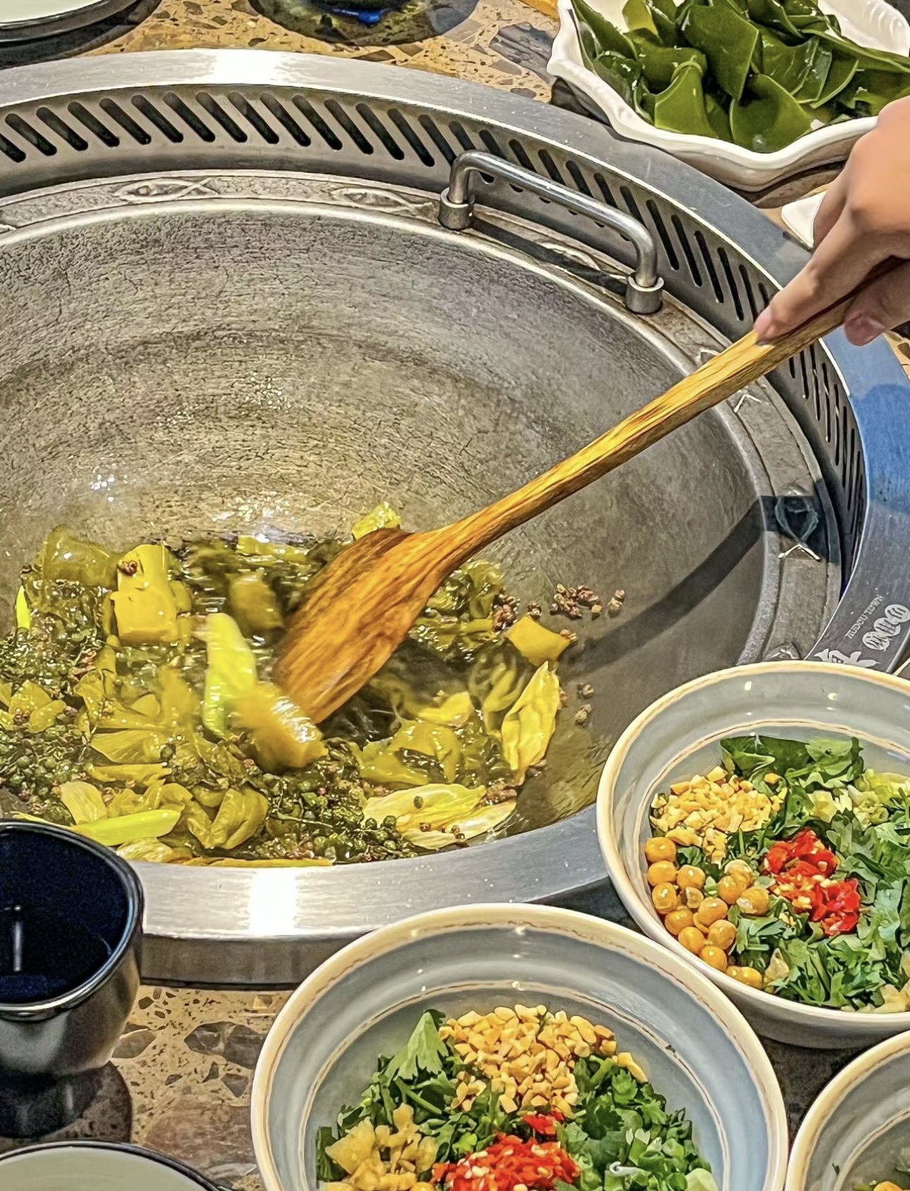 酸菜鱼蛙火锅，舌尖盛宴！鲜嫩鱼蛙搭配酸菜 配图1