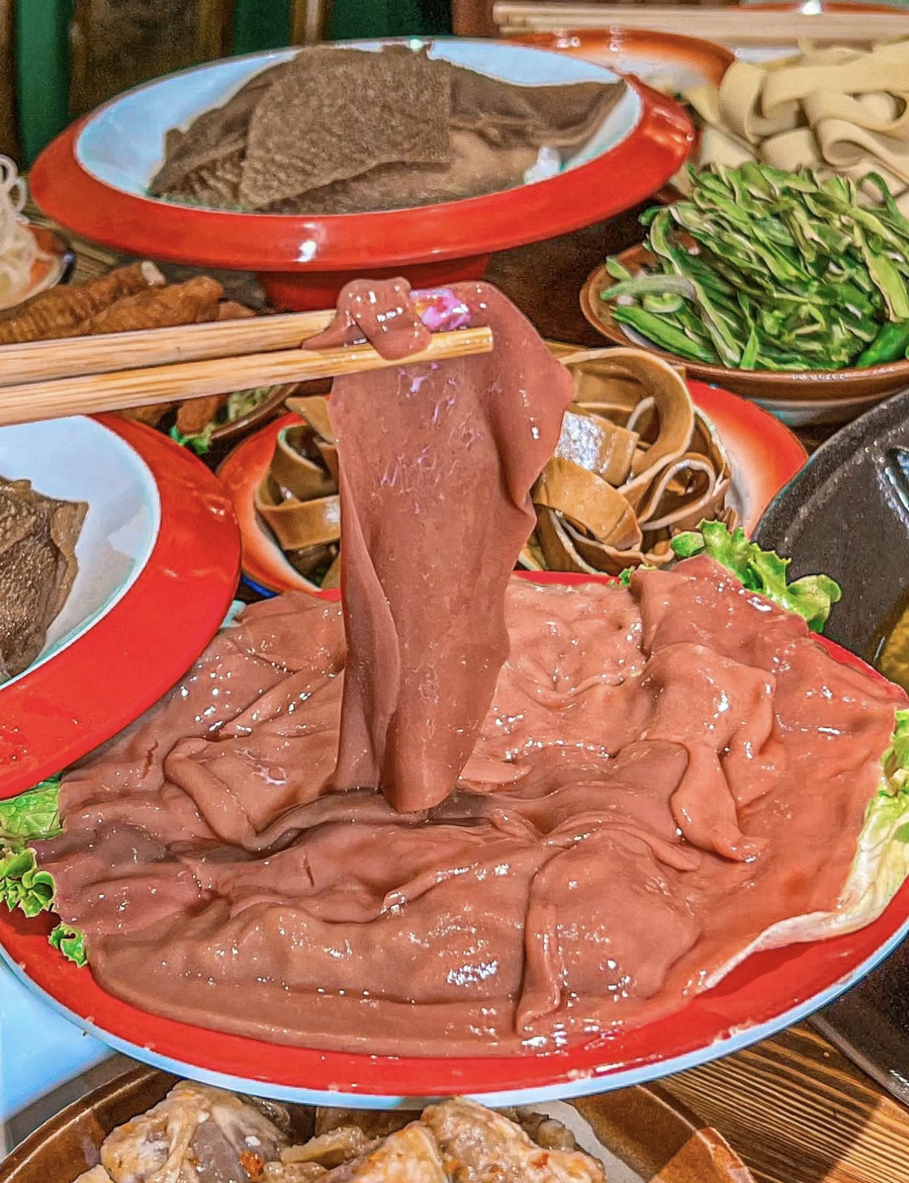 走进火锅店，热闹氛围扑面而来。鲜嫩食材入 配图3