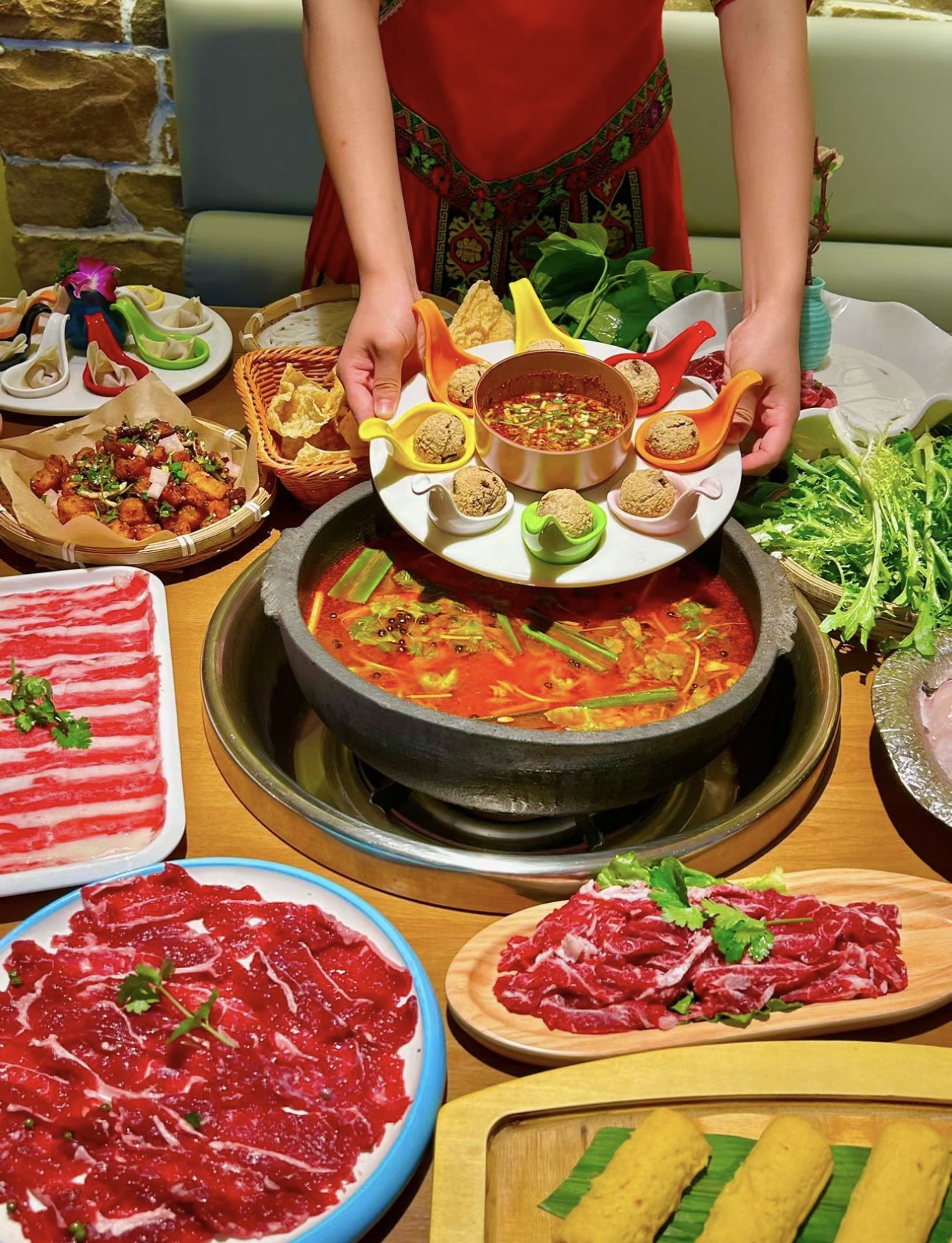 酸汤牛肉火锅，酸辣汤底刺激味蕾，鲜嫩牛肉 配图1