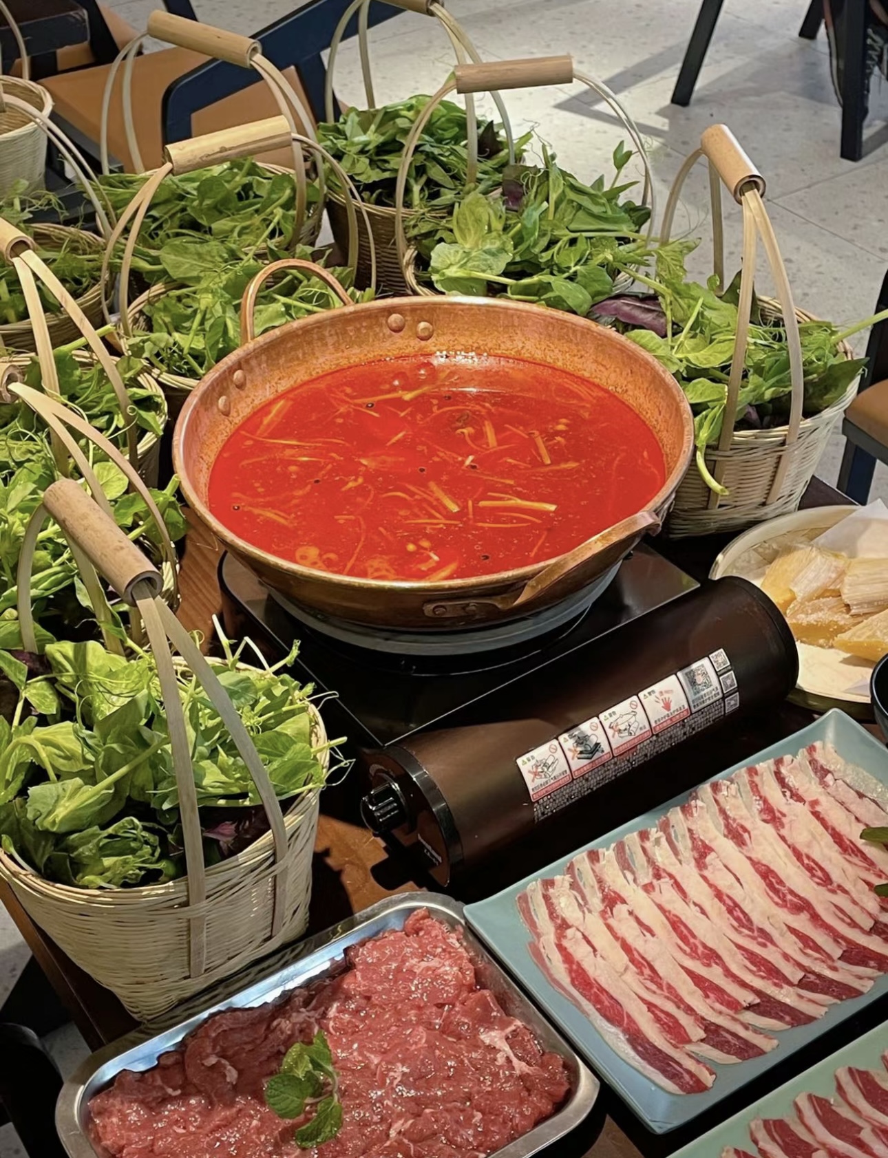 酸汤牛肉火锅，酸辣爽口好滋味。牛肉鲜嫩多 配图1