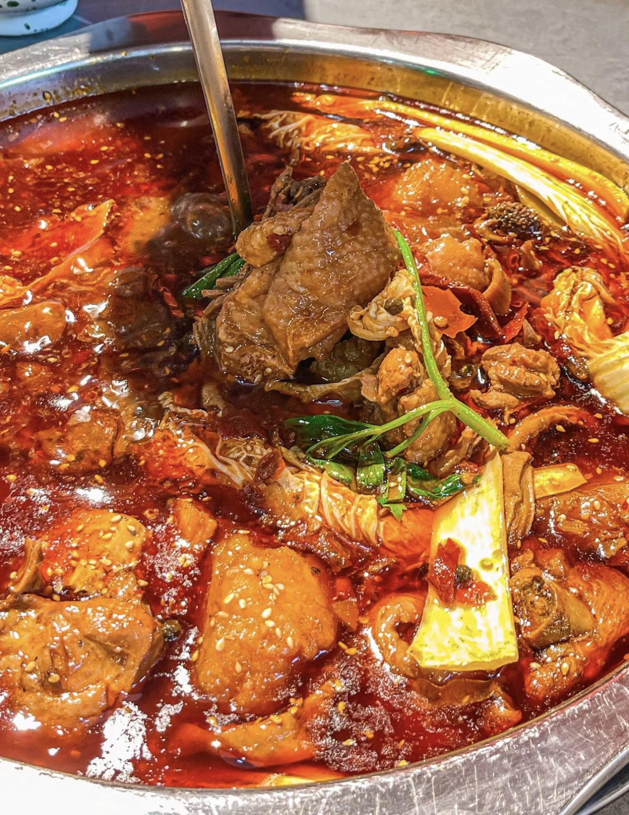 🐔鸡肉鲜嫩多汁，在香辣的锅底中翻滚🥘，每 配图3