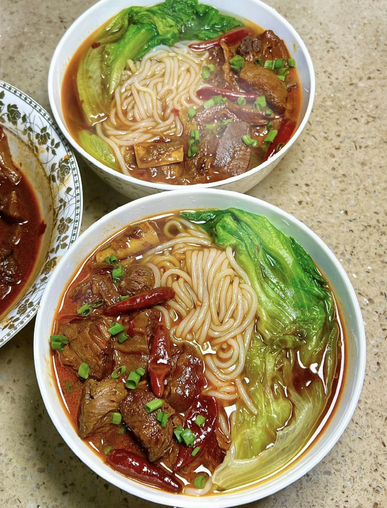 🍜 爽滑的米粉，配上鲜嫩多汁的牛肉，再浇 配图1