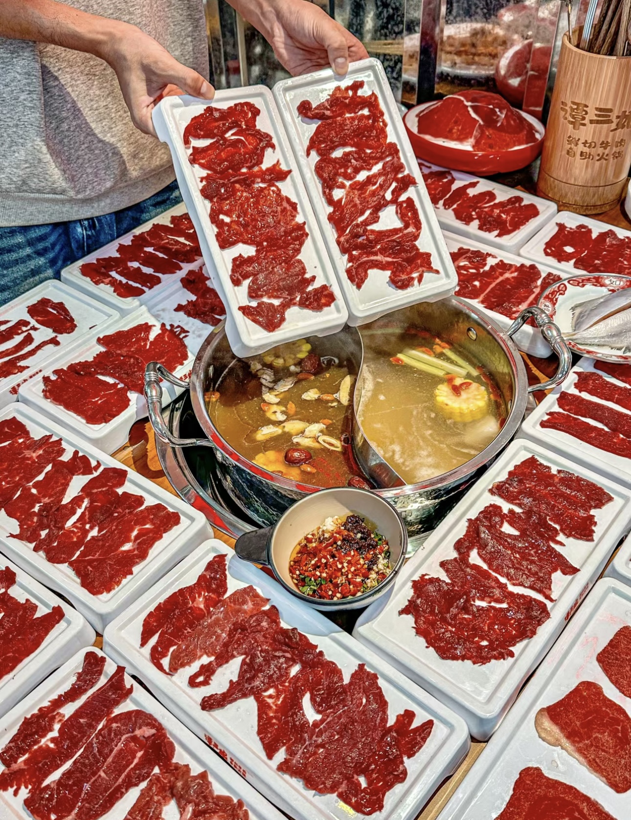 薄如蝉翼的牛肉片，在翻滚的热汤中轻轻一涮 配图1