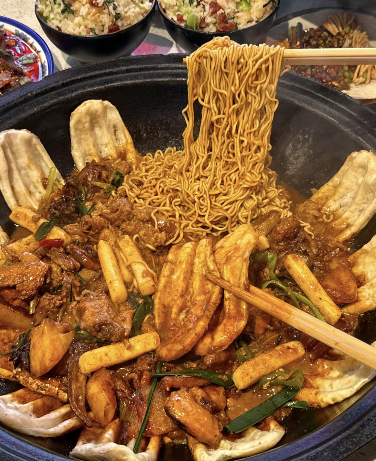 地锅鸡，一锅炖煮着乡间烟火气的美味。鸡肉 配图1