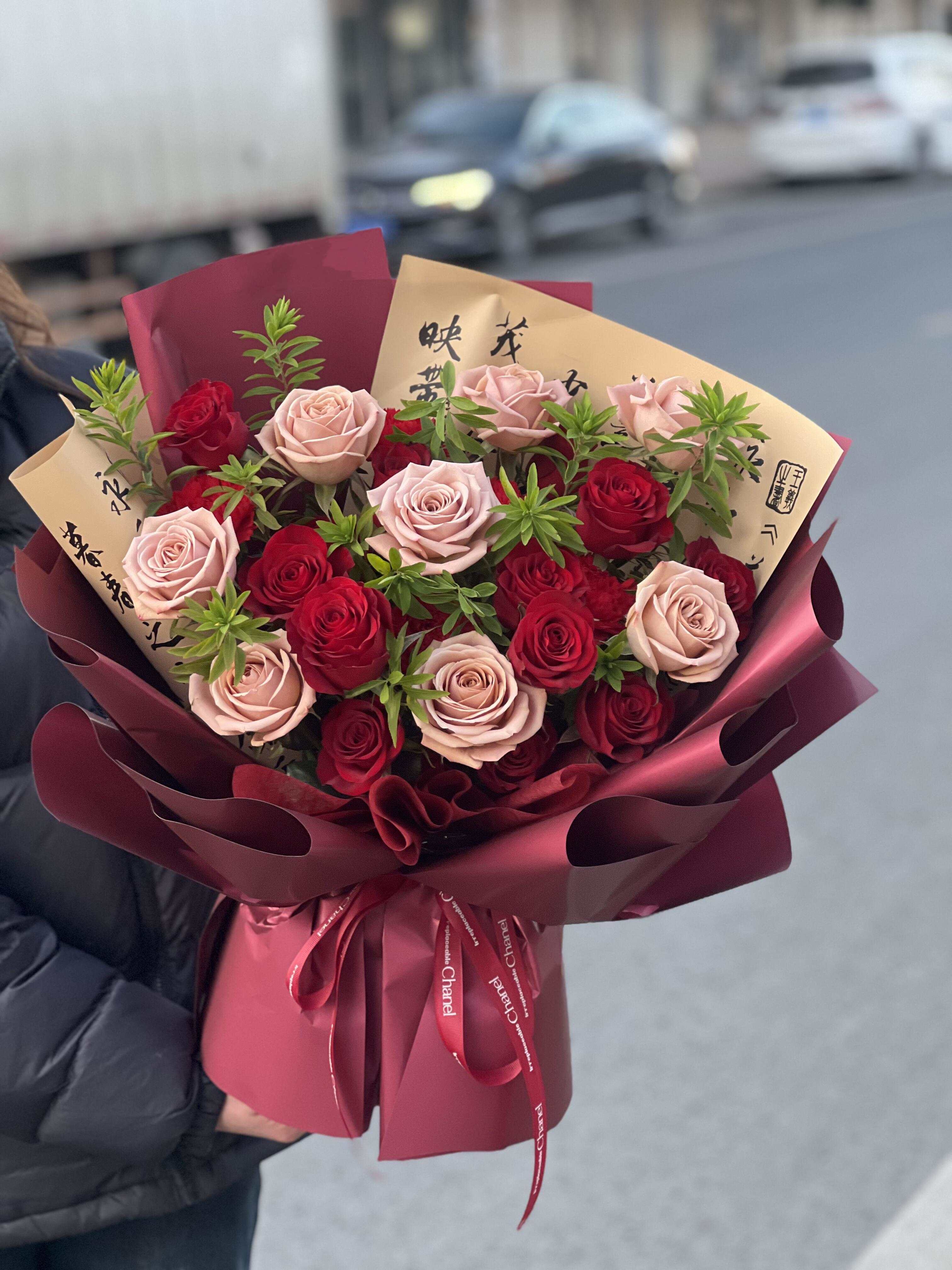 卡布奇诺红玫瑰花束💐 浪漫主义🌹是暗处迎 配图1