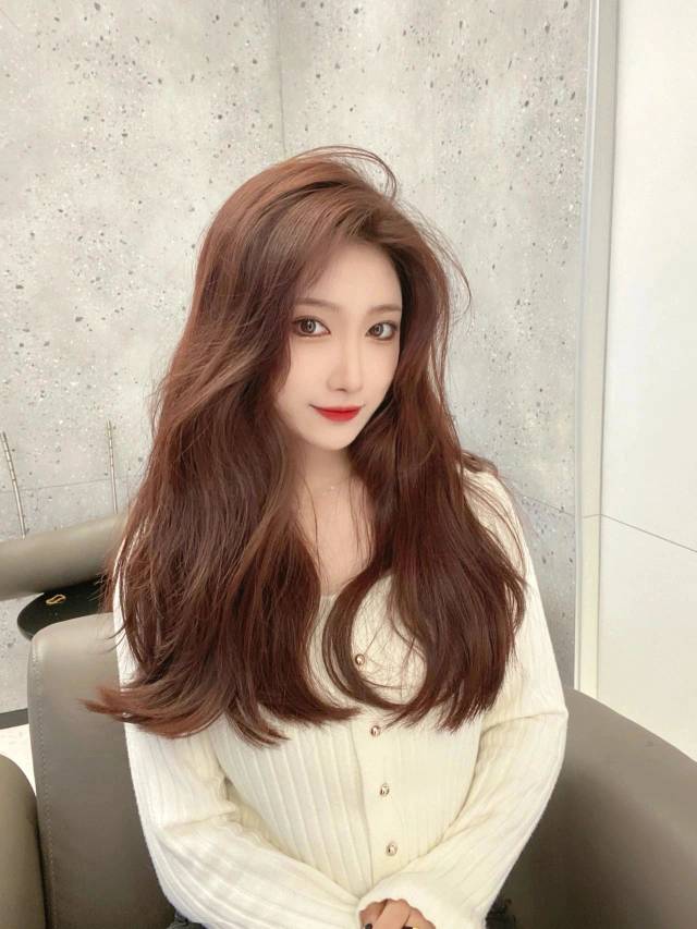 超显白的焦糖色 发型对女生真的很重要，一