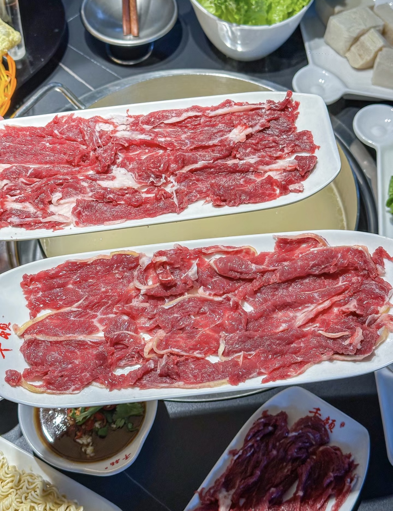 潮汕牛肉火锅，精选上等牛肉，手切薄厚均匀 配图3