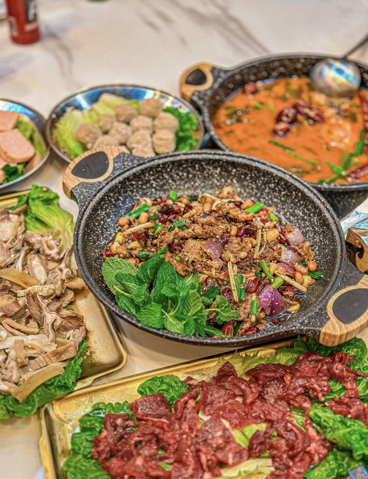 香嫩的牛肉在干锅中滋滋作响，独特的香味弥 配图1