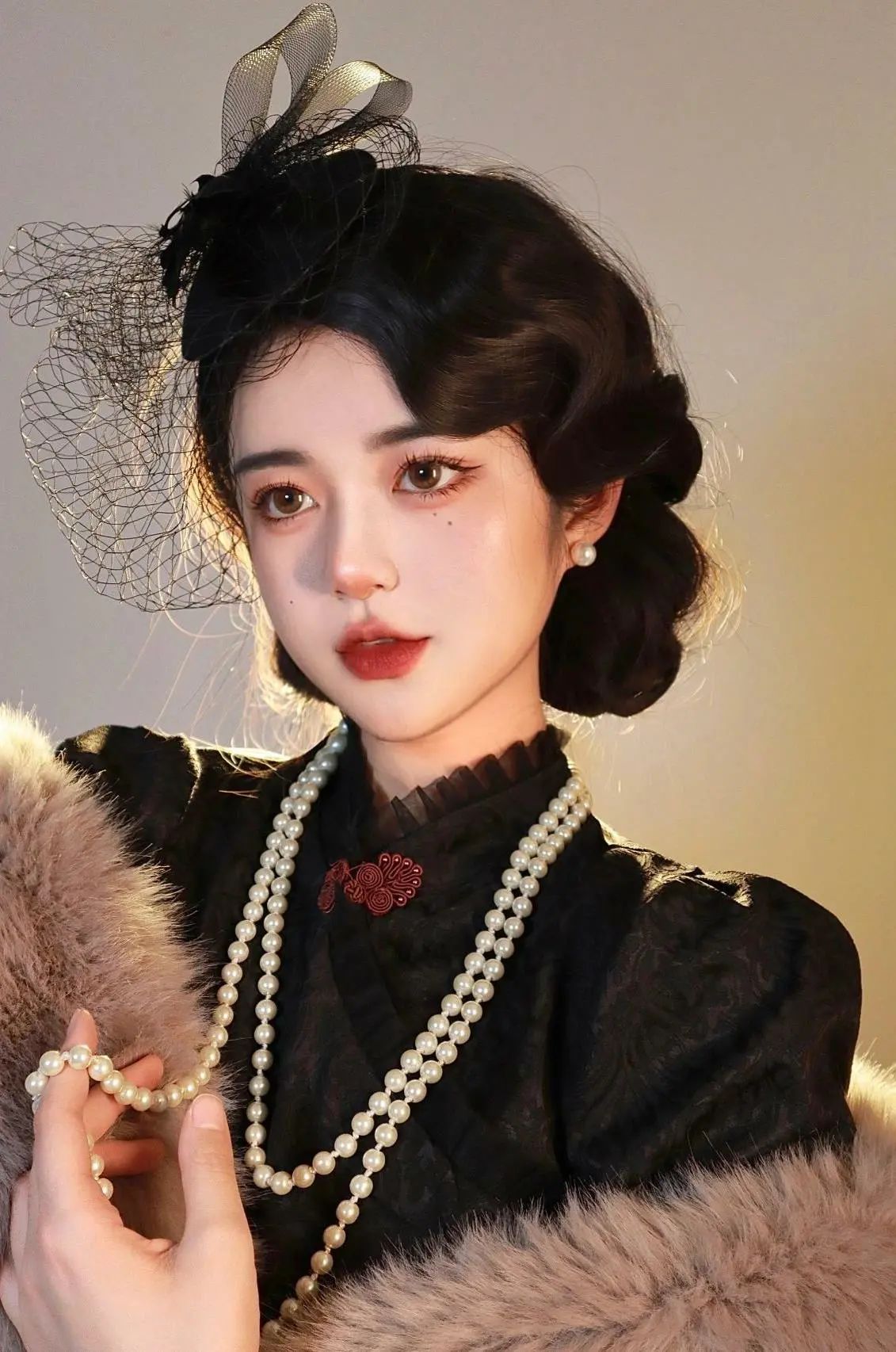 ♟复古旗袍妆容 妆容以粉棕色系为主 再搭