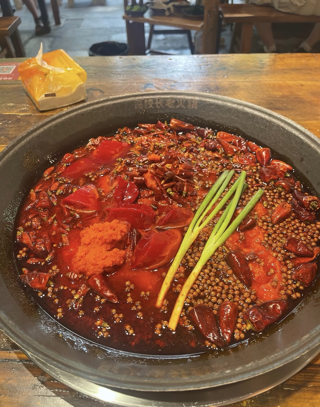 温暖的火锅汤底，丰富的食材选择，加上好友 配图1