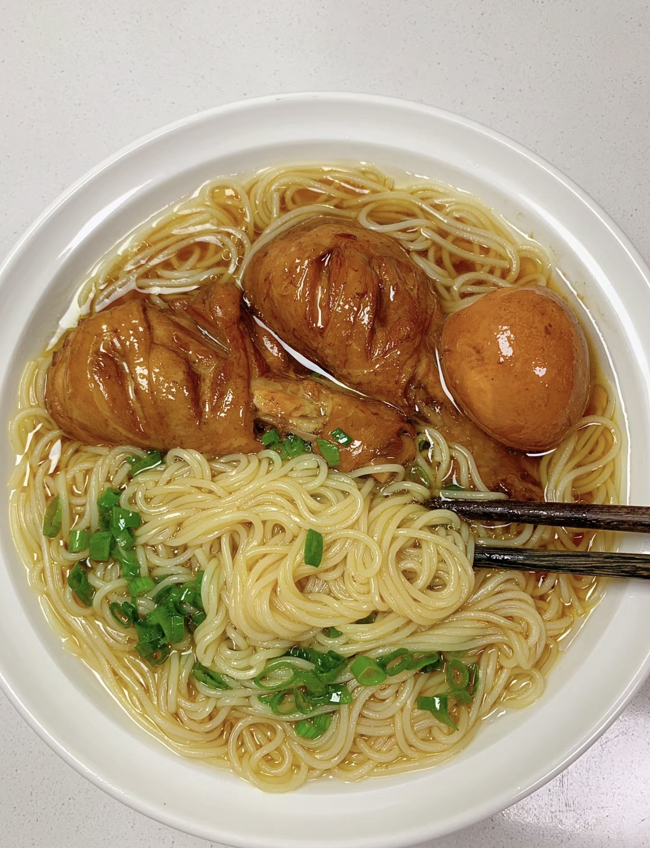🍜卤香四溢的鸡腿，搭配爽滑劲道的面条，浸 配图2