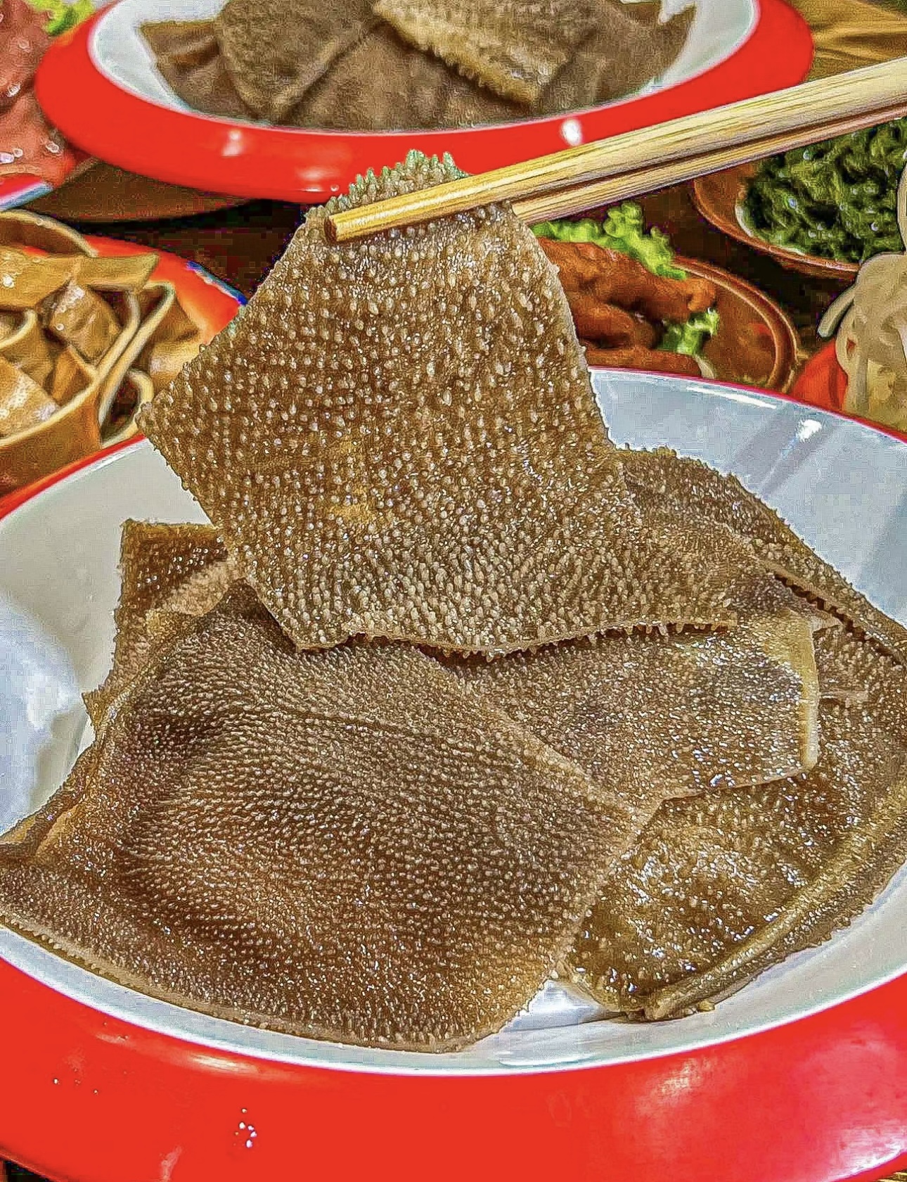 走进火锅店，热闹氛围扑面而来。鲜嫩食材入 配图2