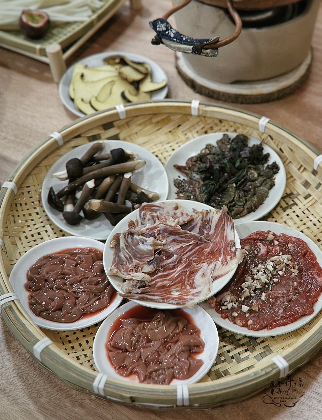 独特滇味火锅，融合当地特色食材与香料。酸 配图3