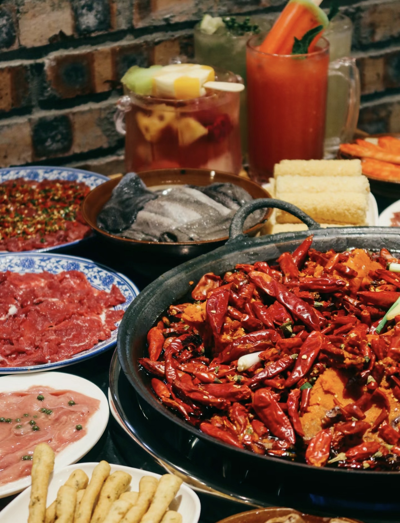 重庆火锅，热辣鲜香，一锅红油翻滚，食材在 配图2