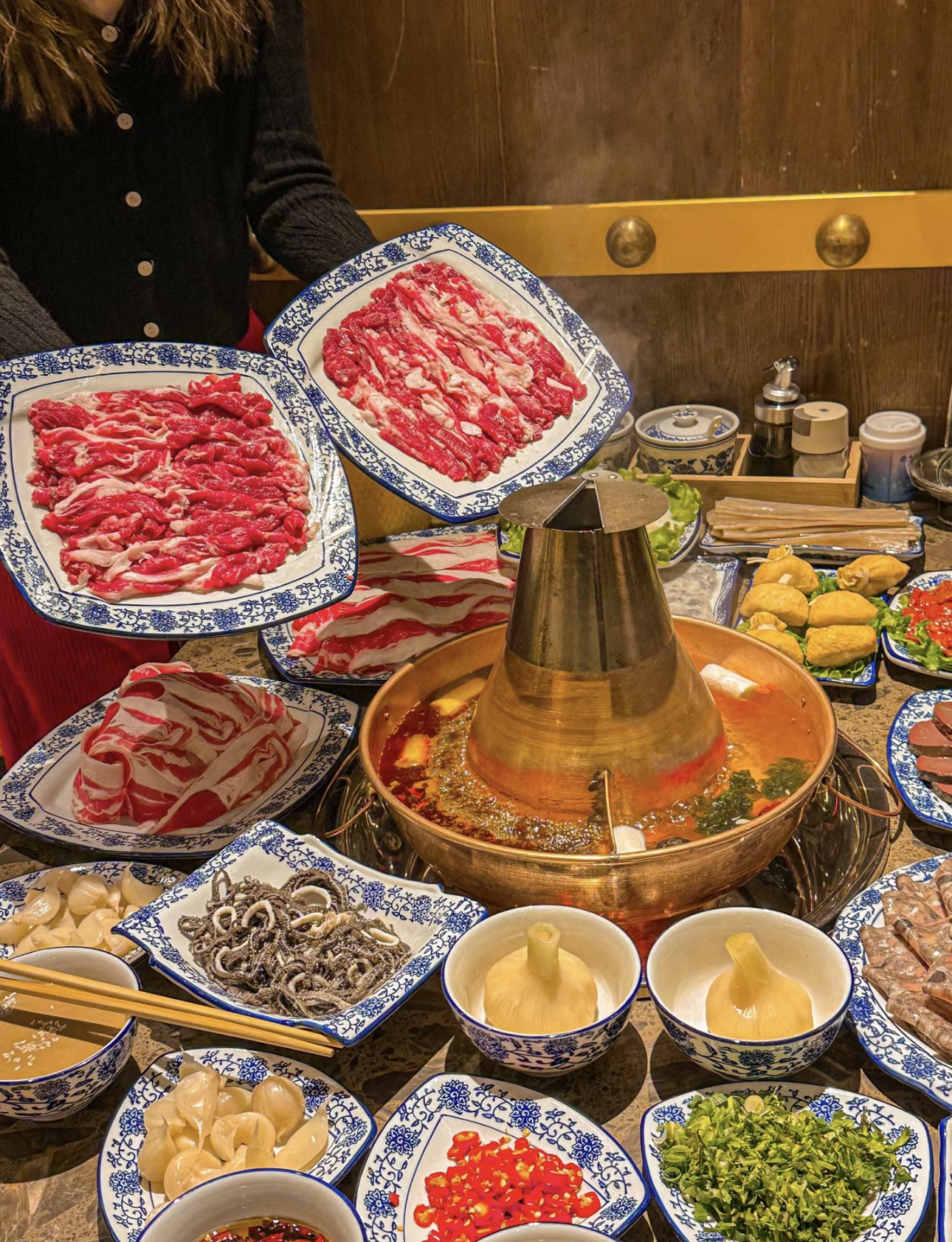 老北京火锅，承载着百年韵味。铜锅热气腾腾 配图2