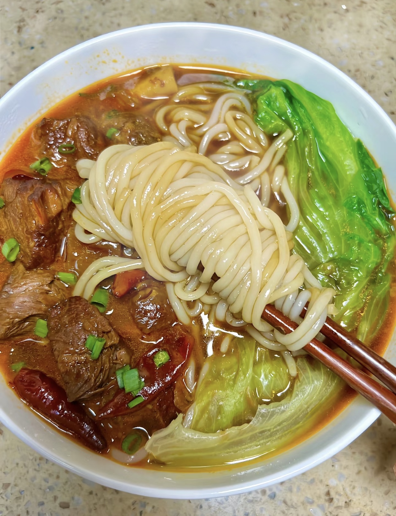 热气腾腾的牛肉粉，散发着诱人香气，温暖你 配图2