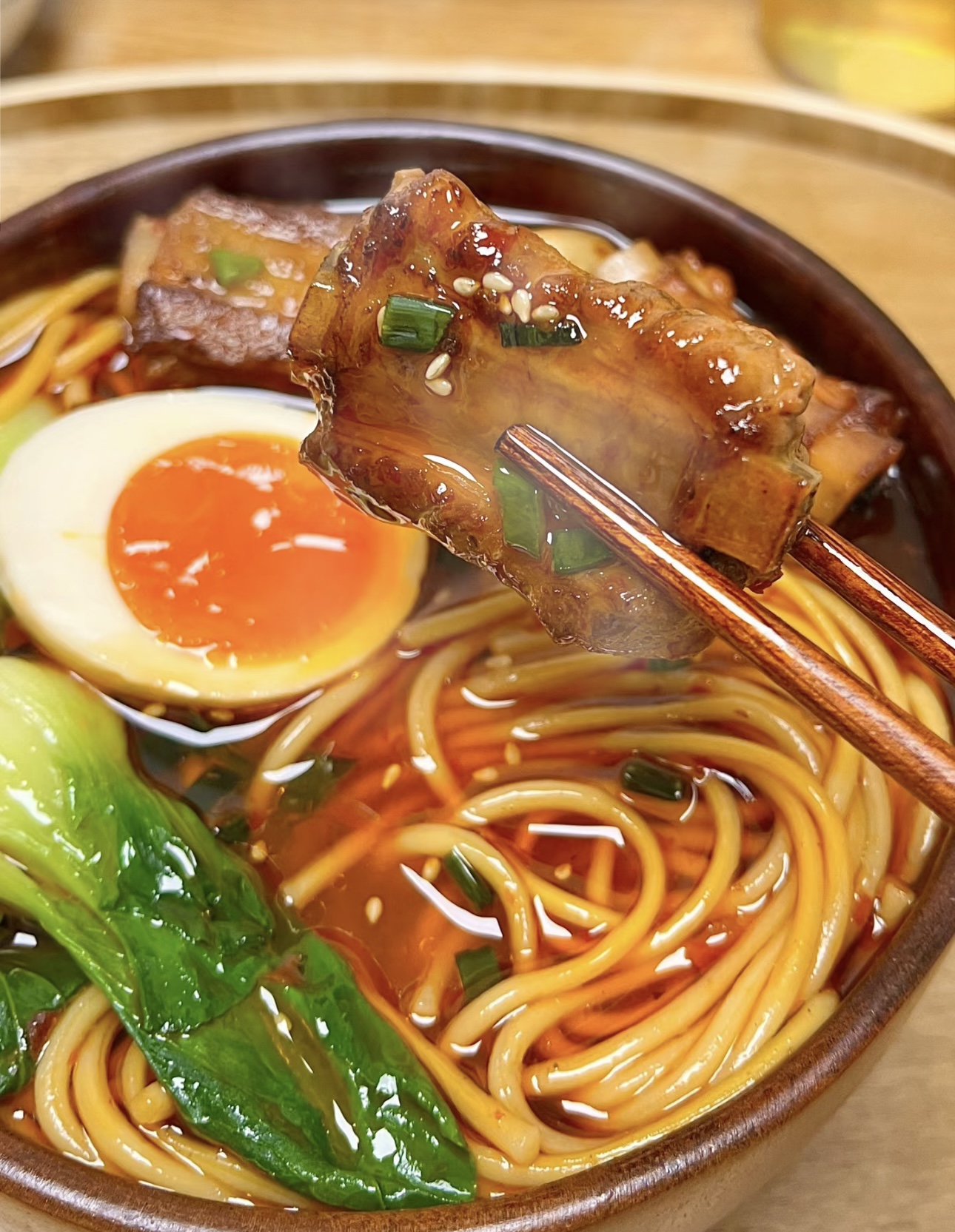 香辣排骨面，香辣滋味融入面条，大块排骨肉 配图2