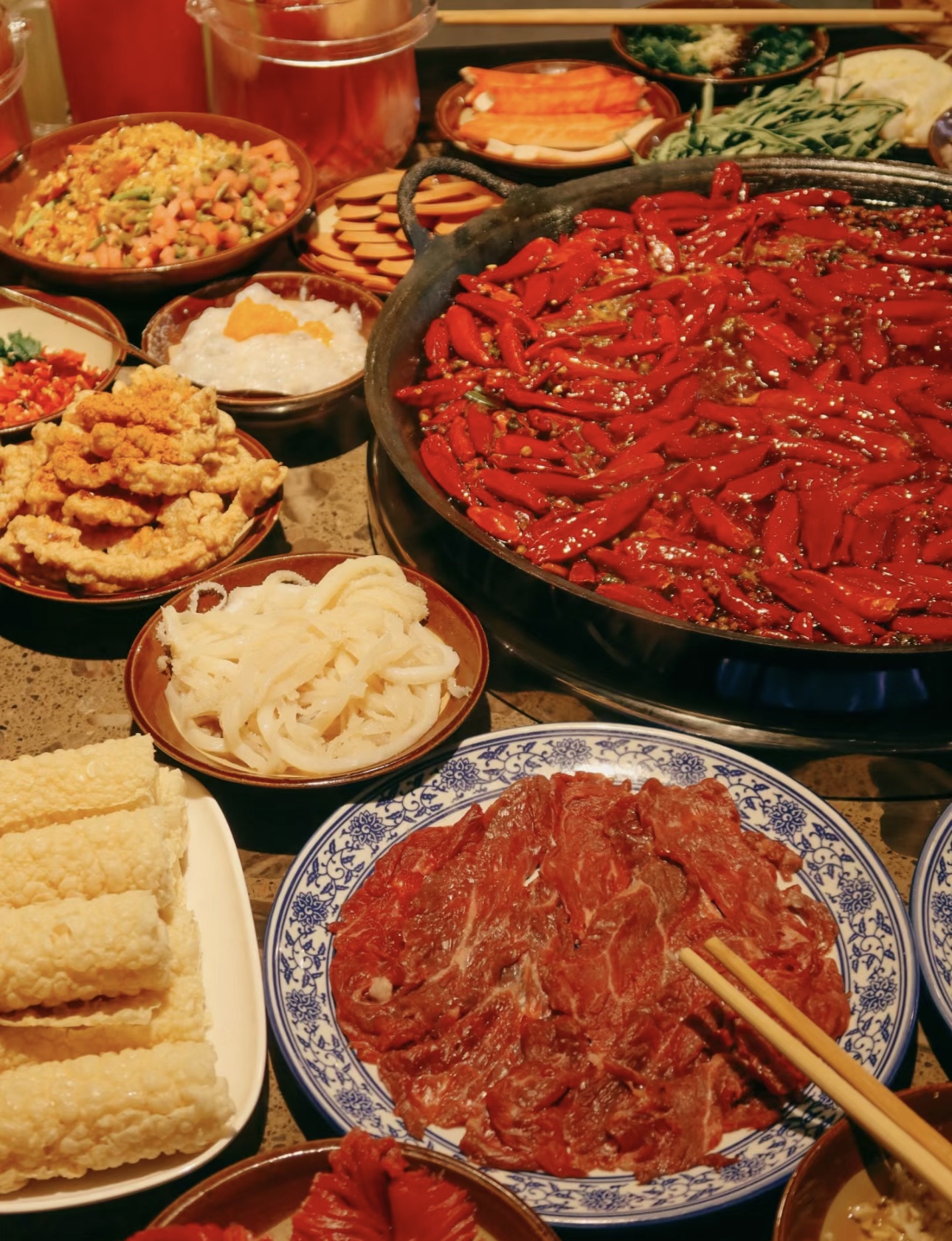 重庆火锅，热辣鲜香，一锅红油翻滚，食材在 配图3
