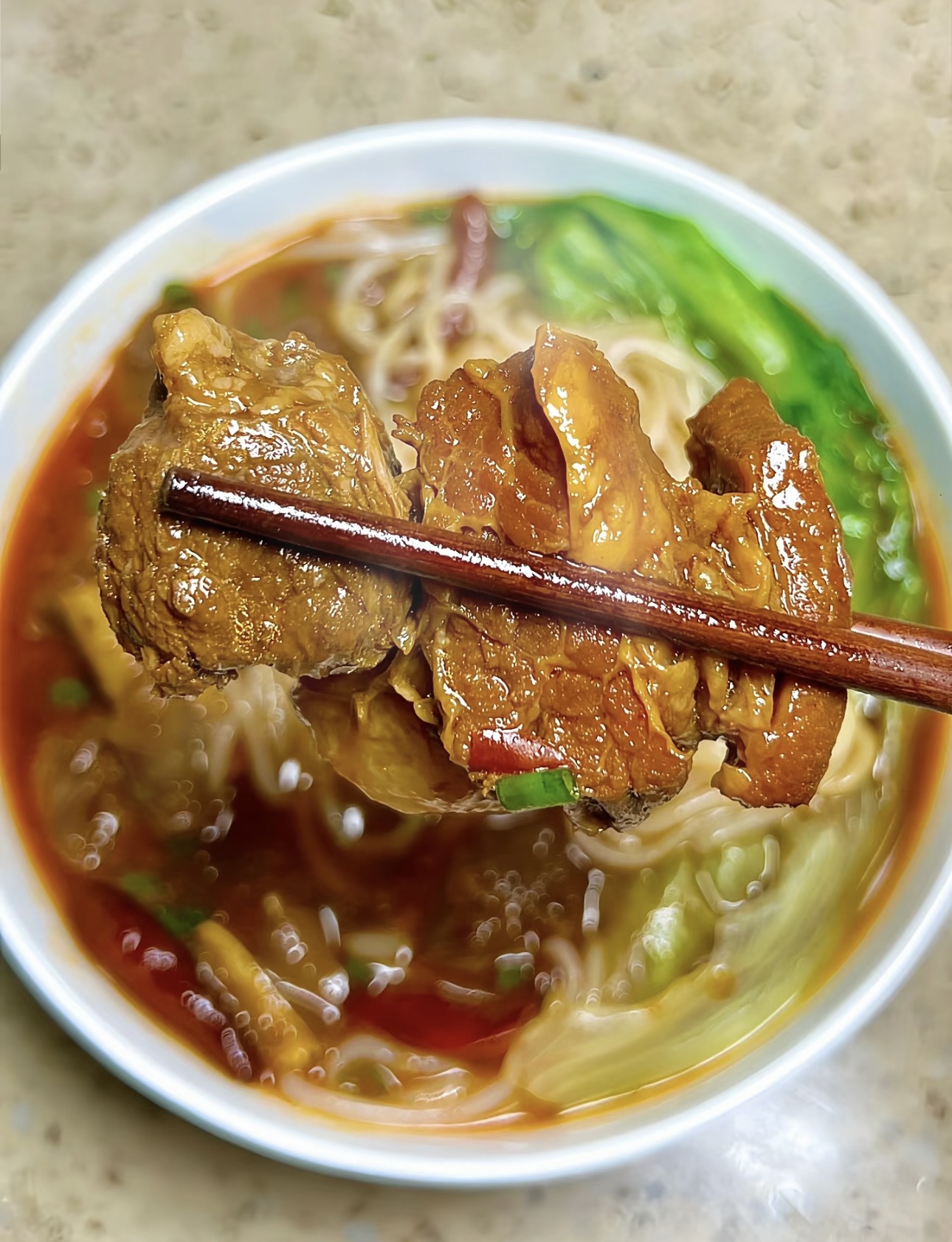 🍜 爽滑的米粉，配上鲜嫩多汁的牛肉，再浇 配图3