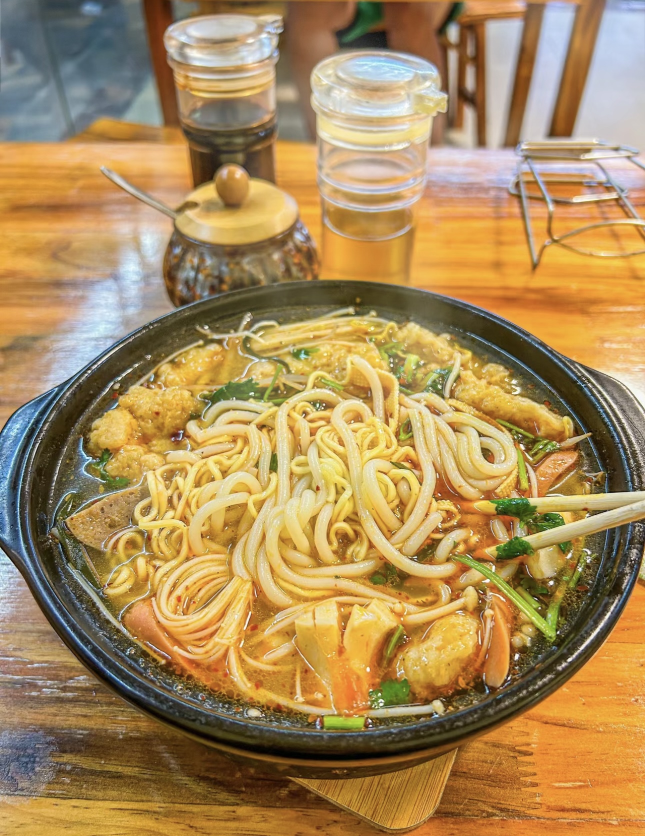 一碗过桥米线，食材丰富多样，滚烫的高汤激 配图1