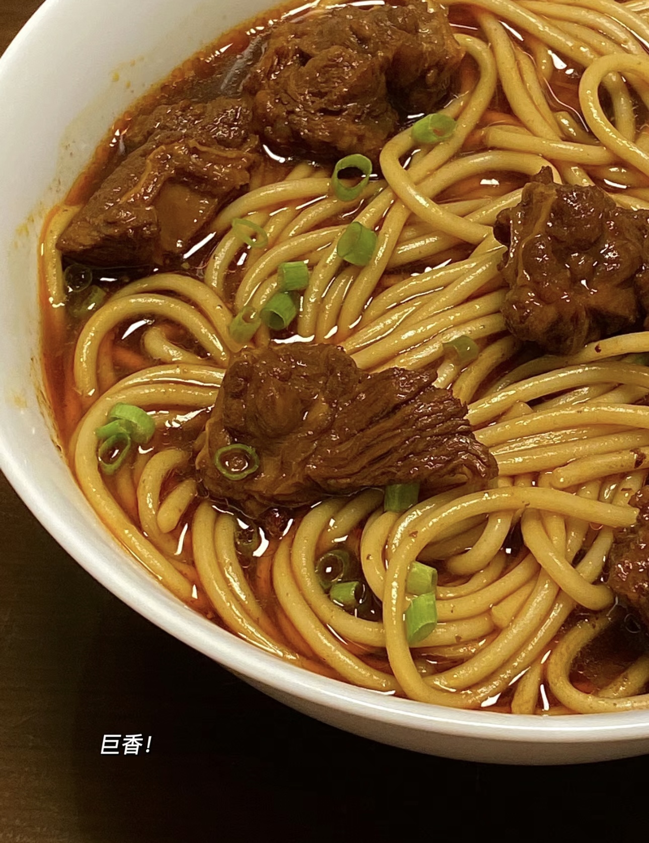红烧牛肉面，浓郁的红烧汁包裹着筋道面条， 配图3