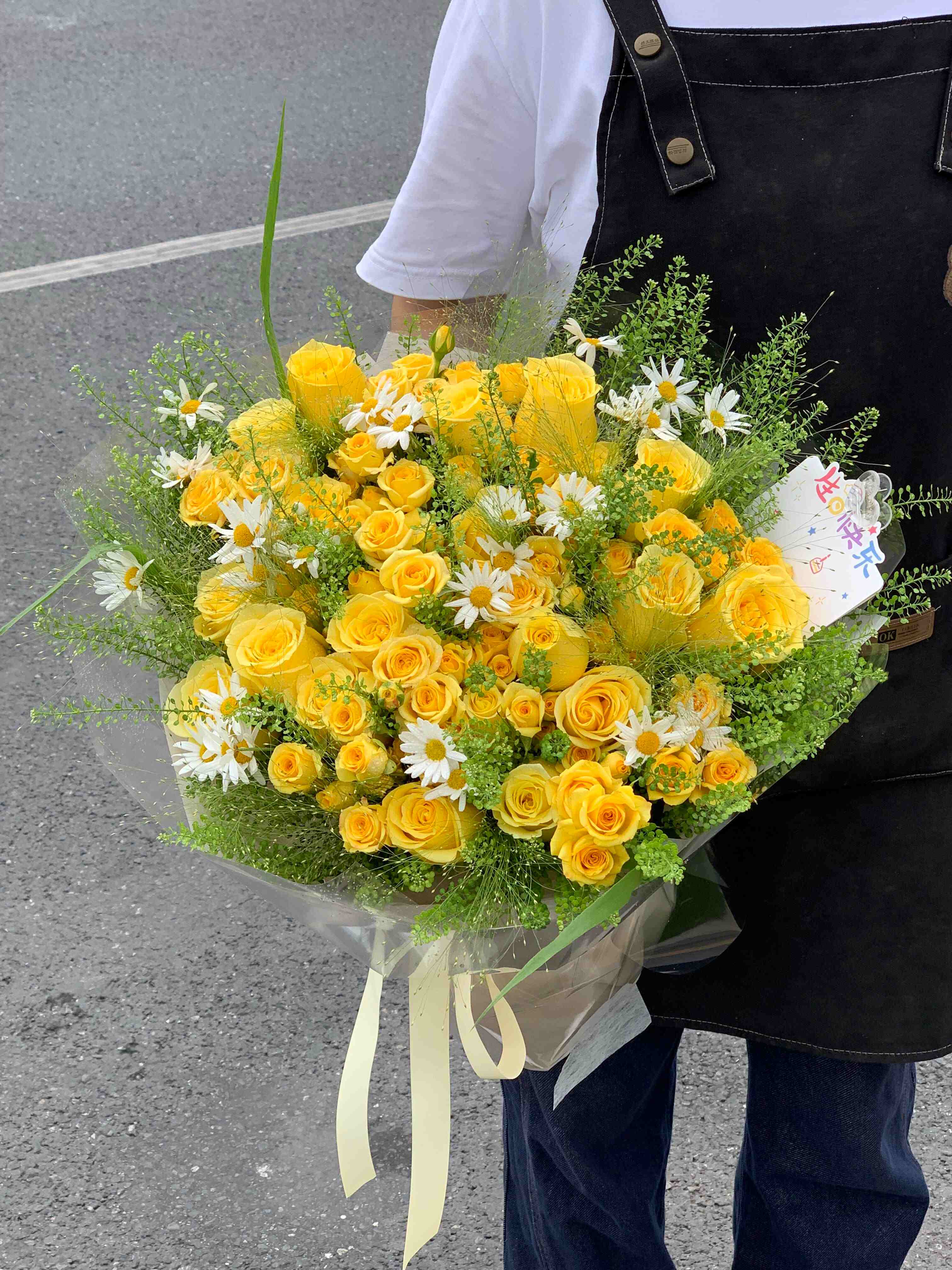 用一束清新黄玫瑰花束💐 给生日添一份温柔 配图2
