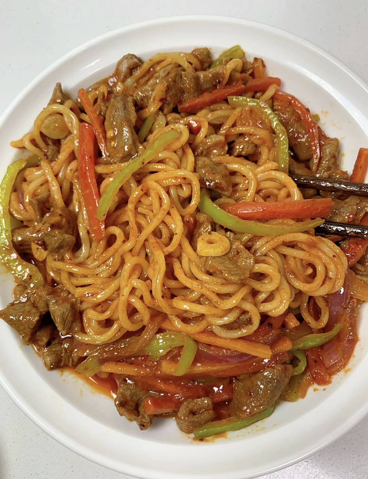 鲜嫩的牛肉与劲道的面条在锅中交融共舞，油 配图2