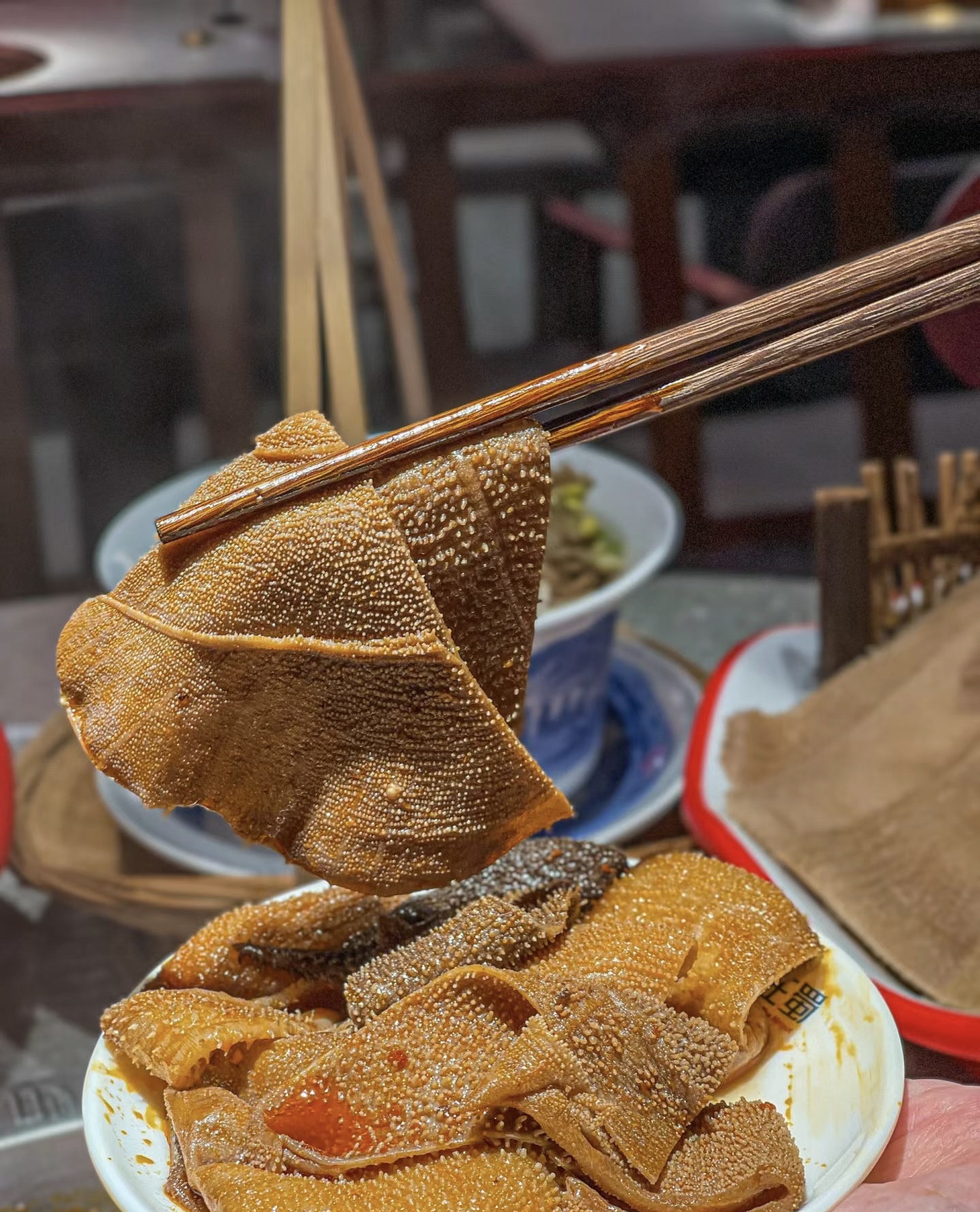 巴掌大的铺盖毛肚入红油，汁水浸透，够辣够 配图2