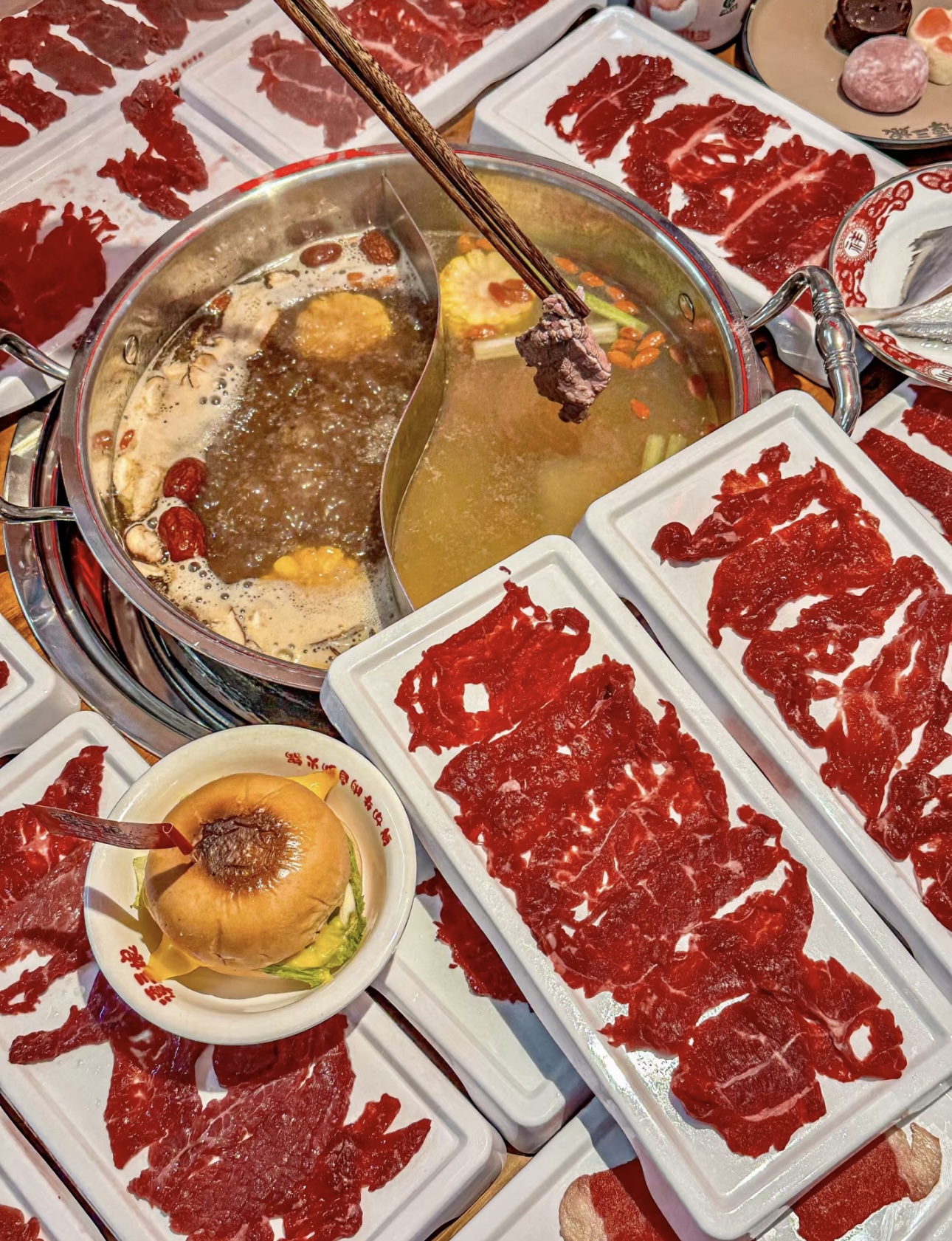 薄如蝉翼的牛肉片，在翻滚的热汤中轻轻一涮 配图3