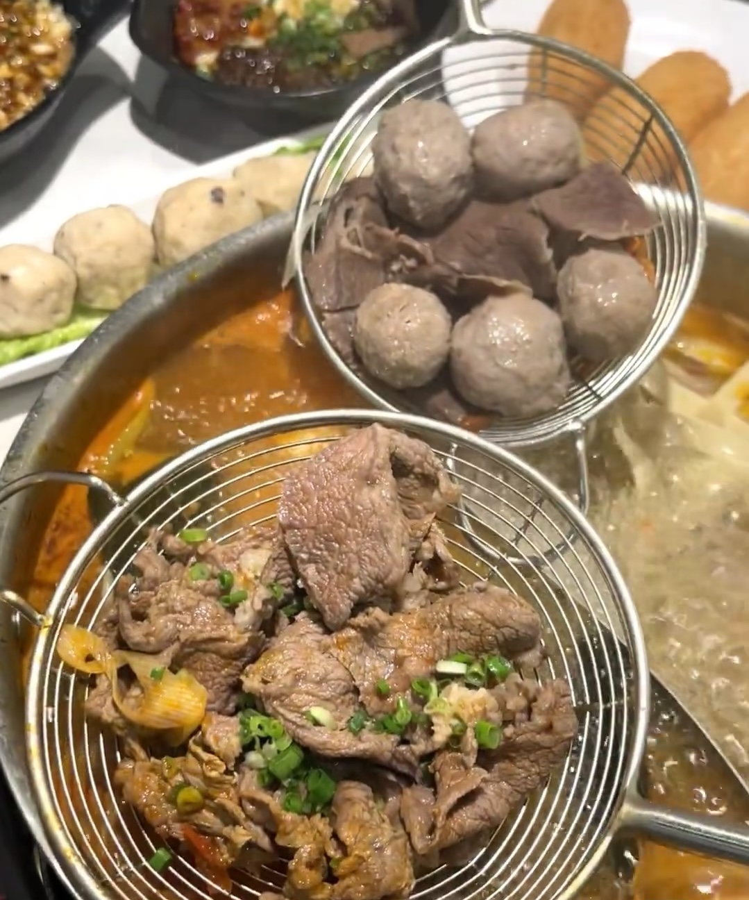 火锅派对开始啦！ ◎多样的食材，滚烫的锅 配图2