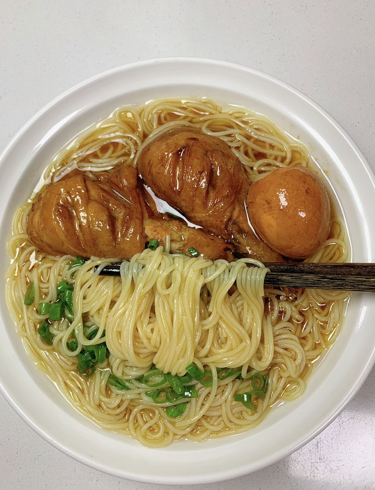 🍜卤香四溢的鸡腿，搭配爽滑劲道的面条，浸 配图3
