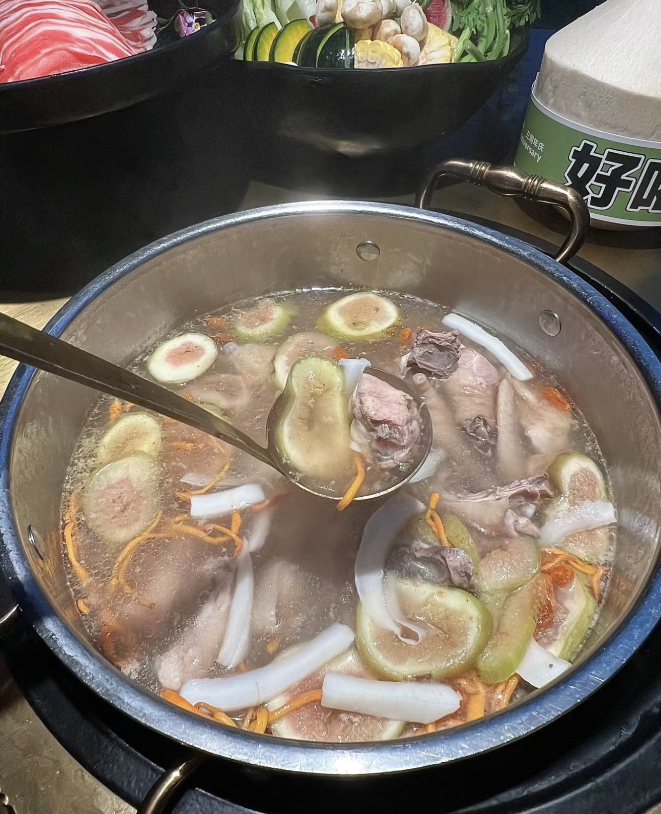 清甜椰汁与鲜嫩鸡肉共舞，成就椰子鸡火锅。 配图2