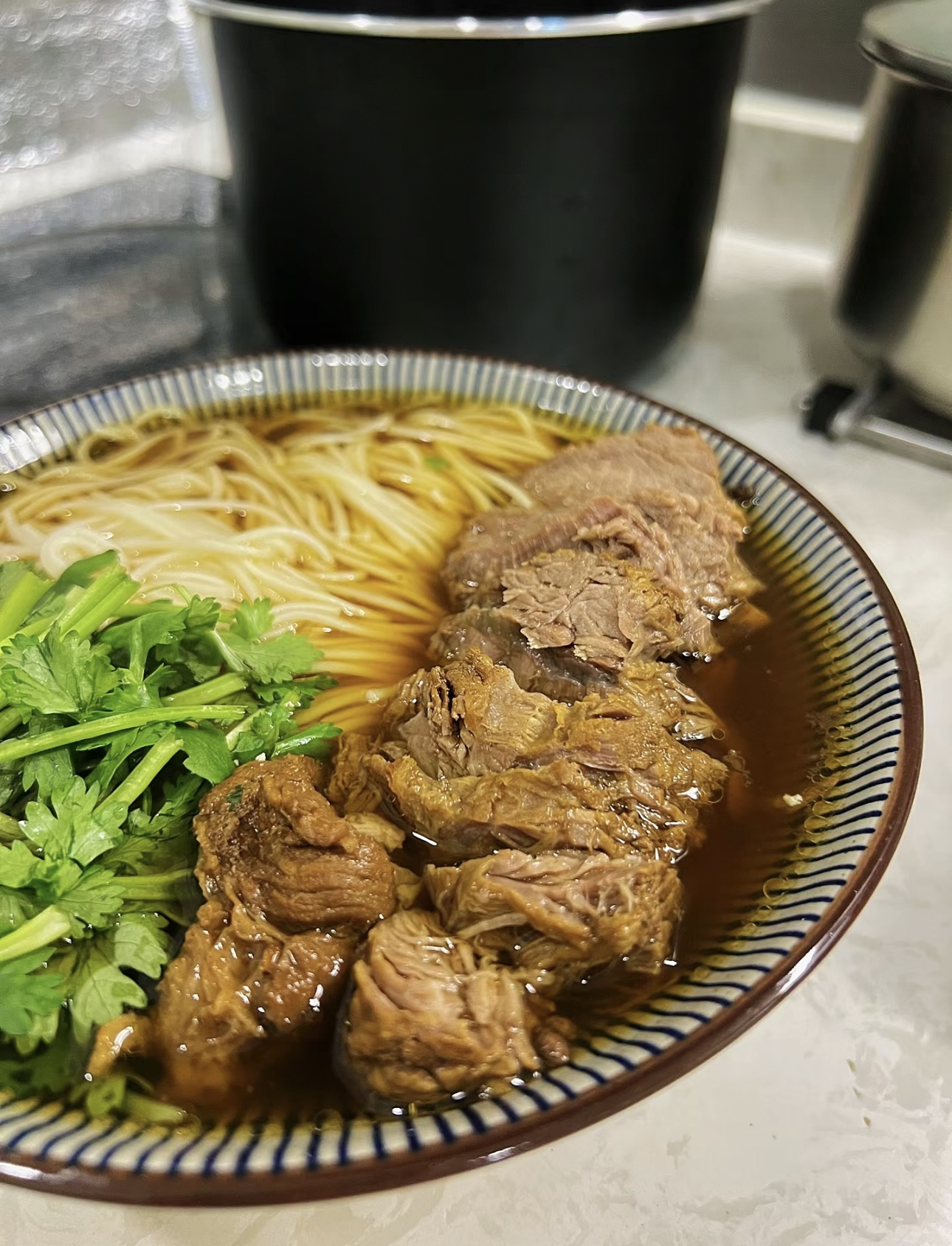 大块牛肉炖至软烂，融入浓郁红烧汤汁，搭配 配图3