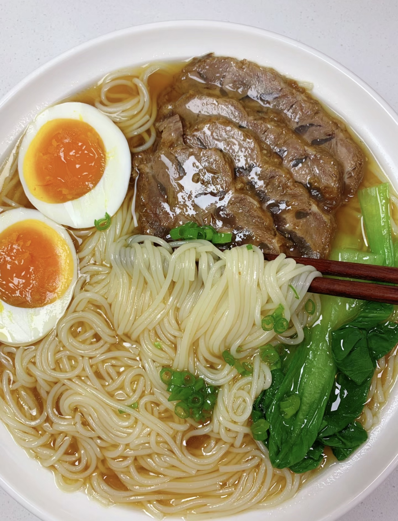 卤牛肉汤面，精心卤制的牛肉切片，铺在筋道 配图1