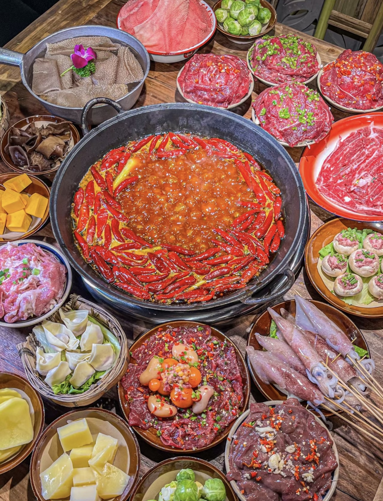 热辣火锅，香气四溢，食材新鲜多样。亲朋好 配图1