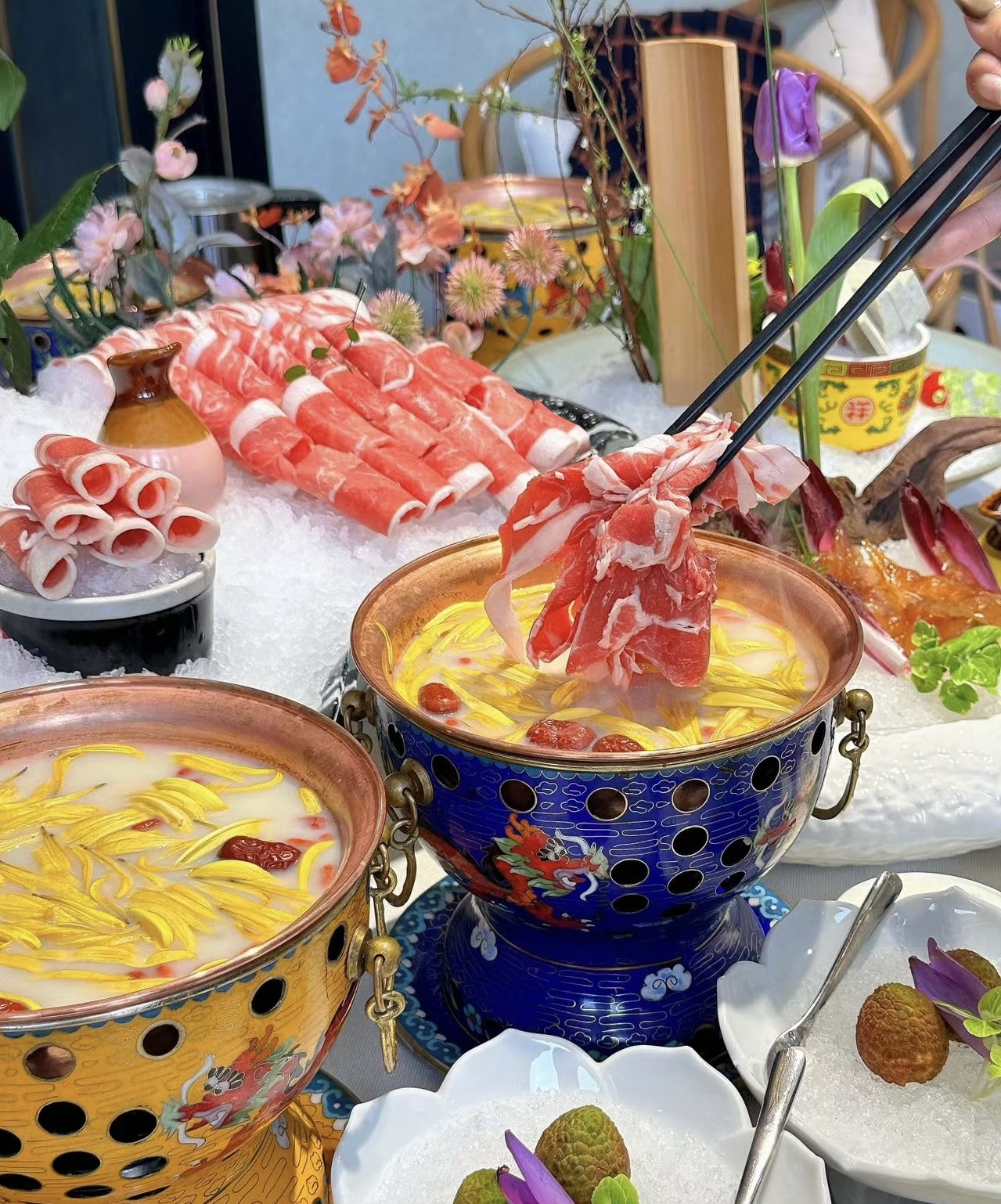 金黄菊花漂浮汤中，与食材相互交融，散发出 配图2