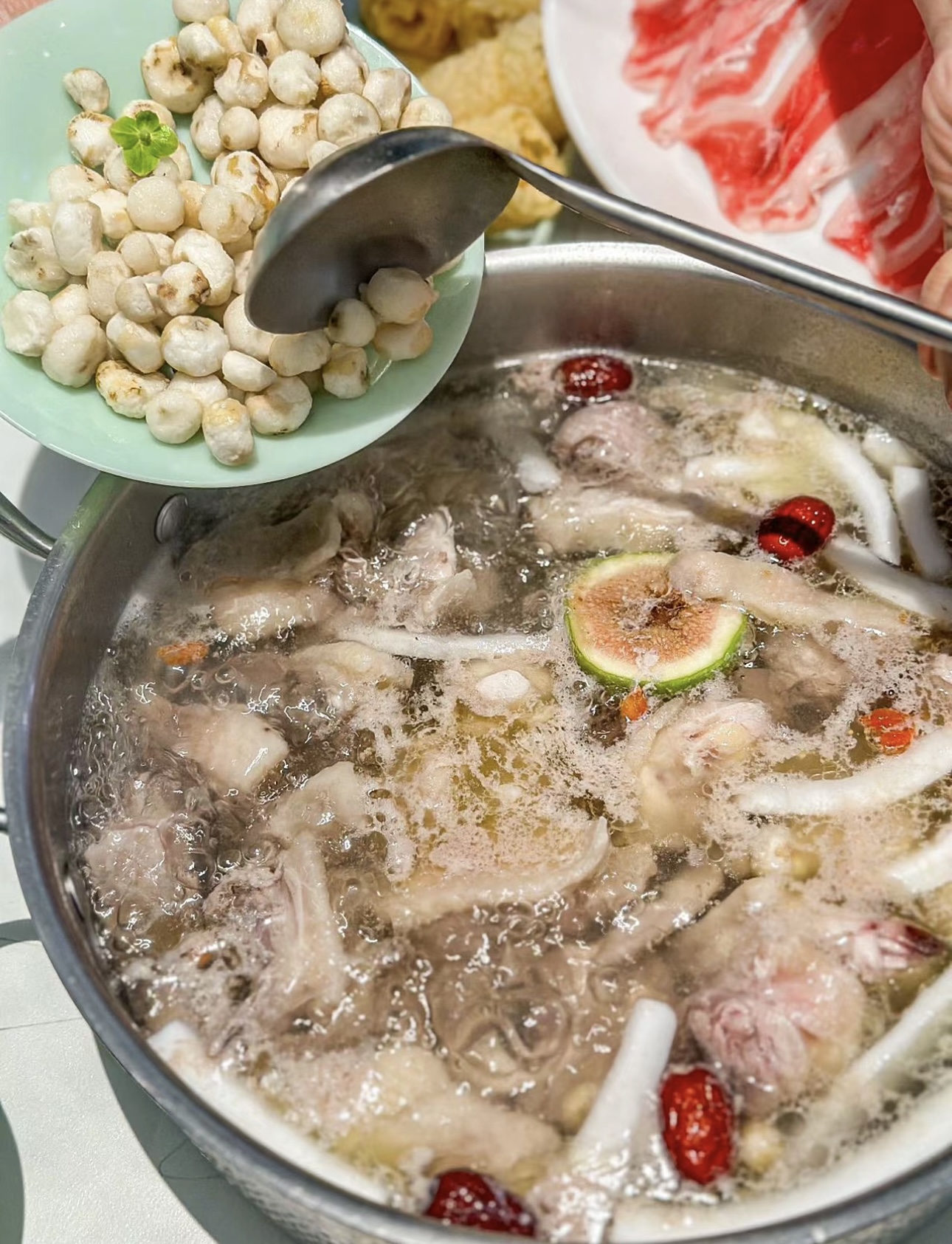 品味清甜椰香，畅享鲜嫩鸡肉。椰子鸡火锅， 配图2