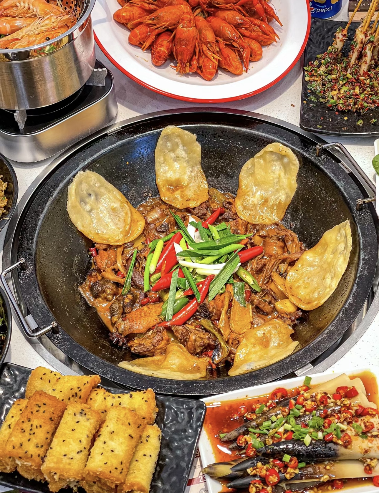 美味地锅鸡，鸡肉鲜嫩多汁，贴饼香脆可口。 配图1