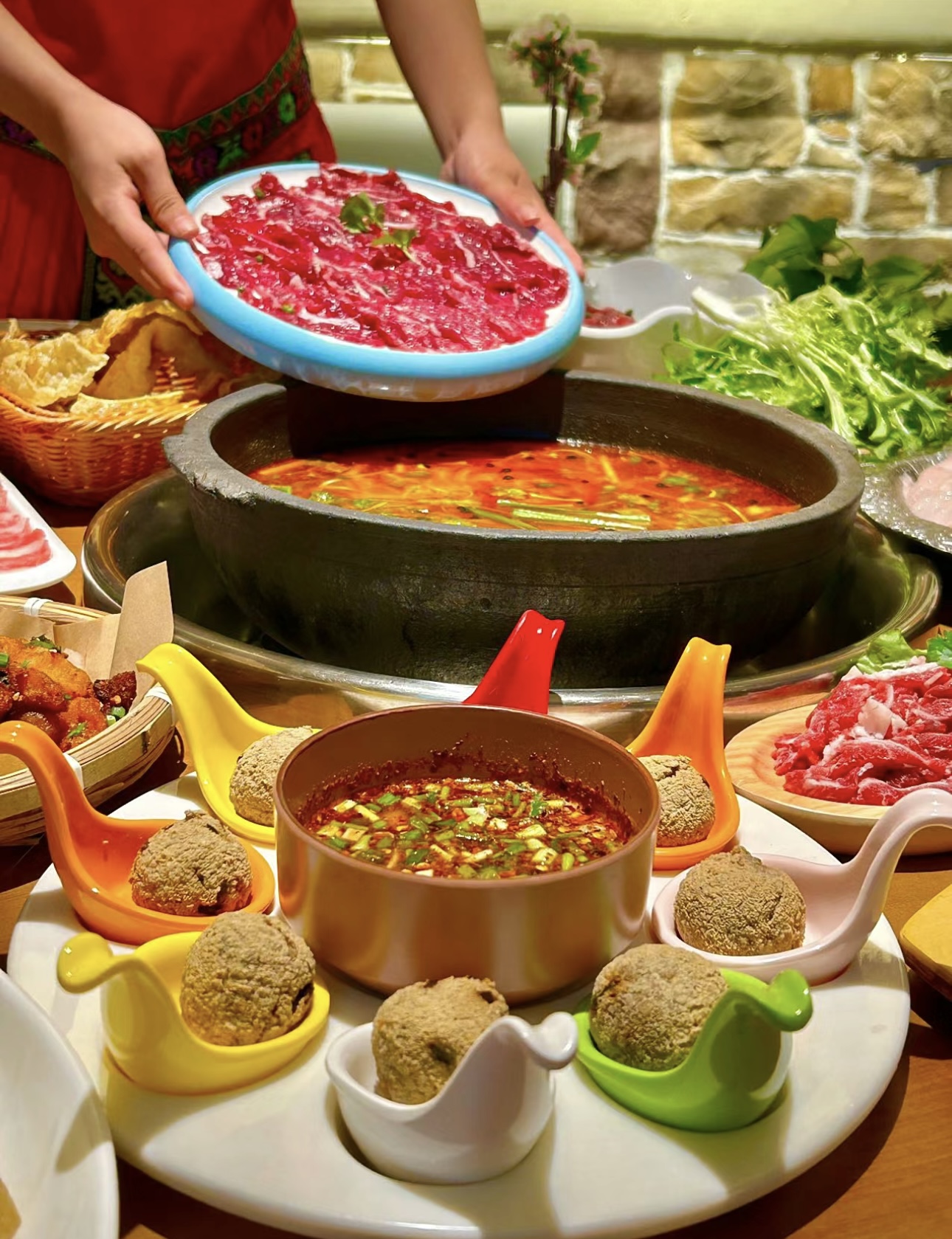 酸汤牛肉火锅，酸辣汤底刺激味蕾，鲜嫩牛肉 配图2