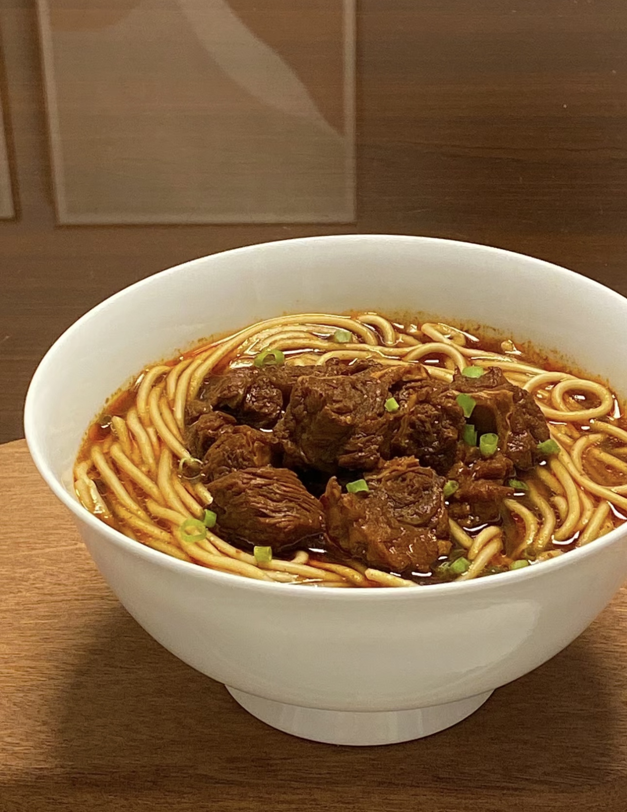 红烧牛肉面，浓郁的红烧汁包裹着筋道面条， 配图1