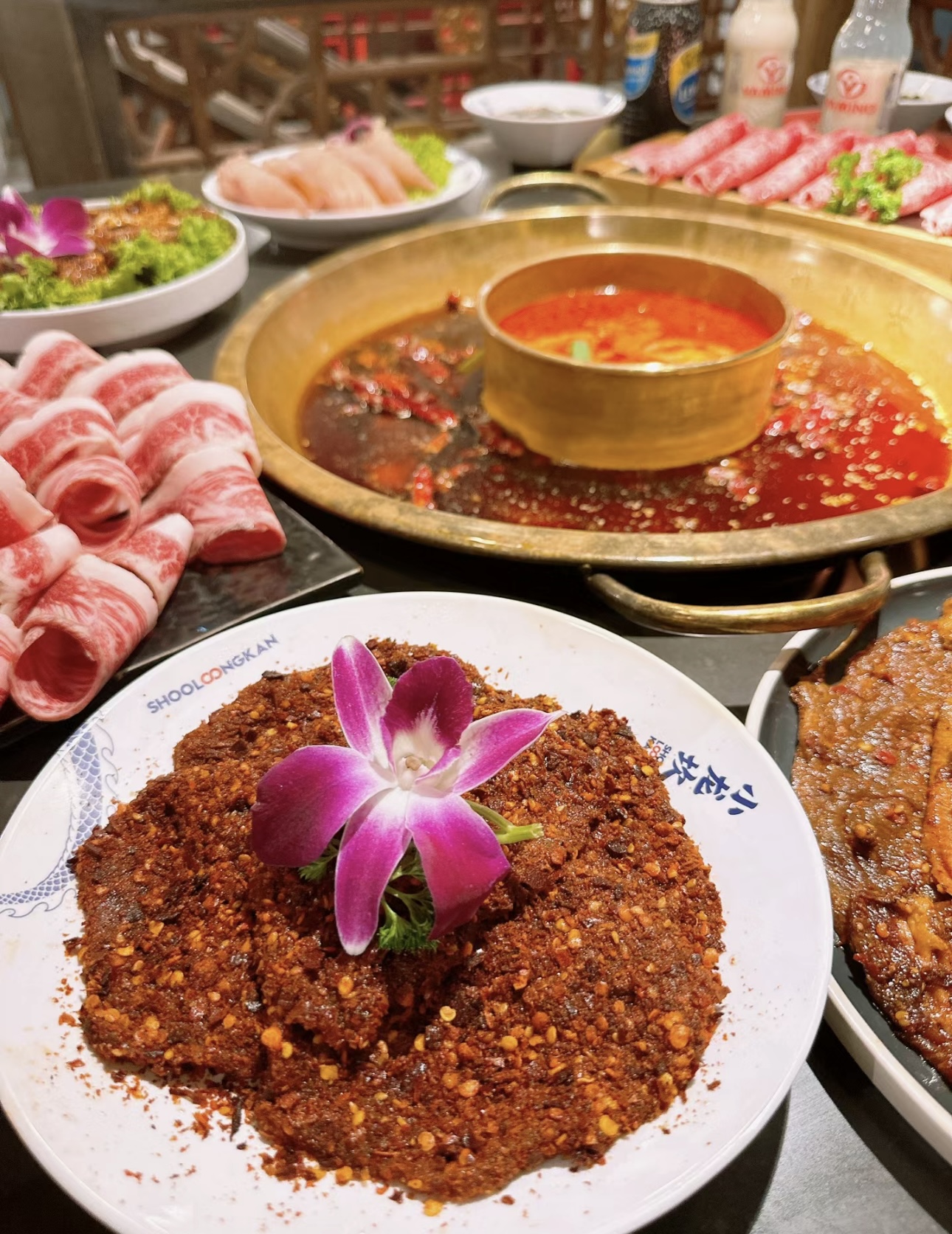 火锅店，美食的天堂。鲜嫩的肉类、爽口的蔬 配图3